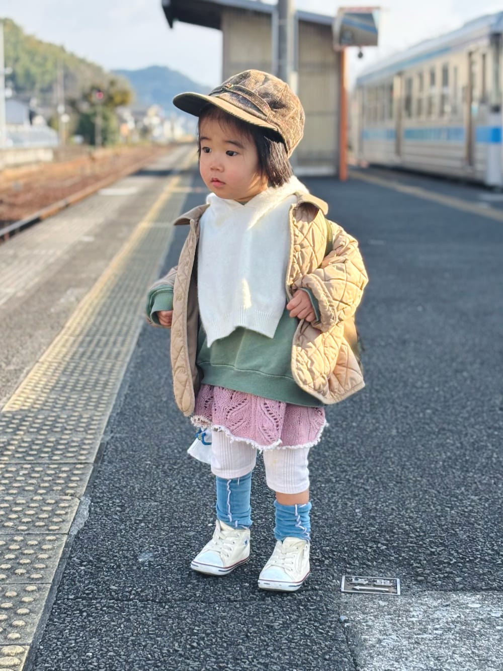 「冬アウター、キルティングジャケット、レイヤードスタイル、スウェット、キャップ、コーデュロイ、スニーカー、ニット、リュック、カラーソックス、キッズコーデ、キッズファッション、お出かけコーデ」｜「VINTAGEの60’s コーデュロイ キャップ（キャップ、ブラウン系）」を使った、KOOOさん（キッズ・90cm）の冬コーディネートの1枚目の写真