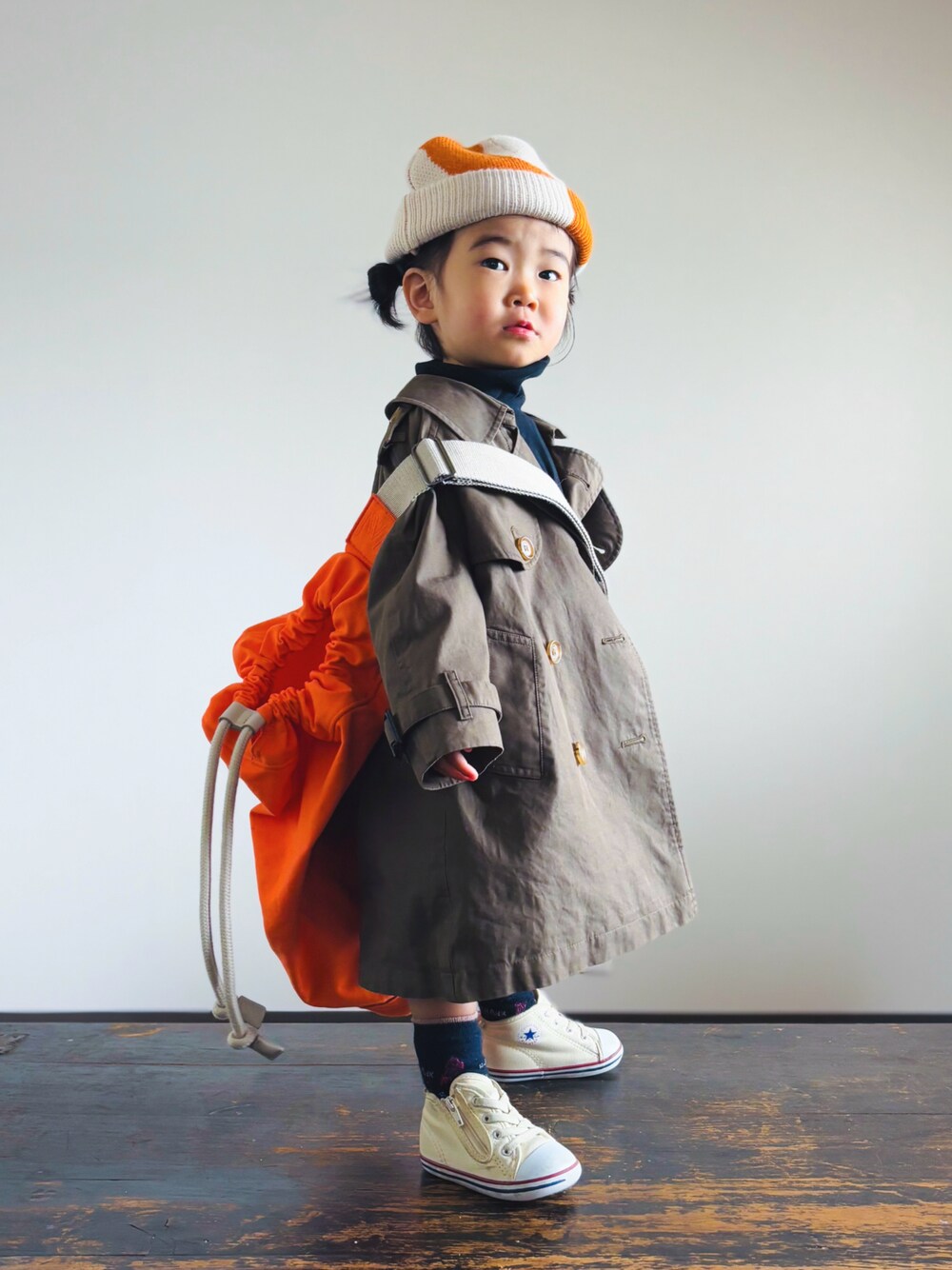 「ショルダーバッグ、トレンチコート、ニット帽、スニーカー、春コーデ、古着MIX、春アウター、キッズコーデ、キッズファッション、タートルネック」｜「CONVERSEの【CONVERSE】BABY ALL STAR N Z（スニーカー、ホワイト系）」を使った、KOOOさん（キッズ・90cm）の春コーディネートの1枚目の写真