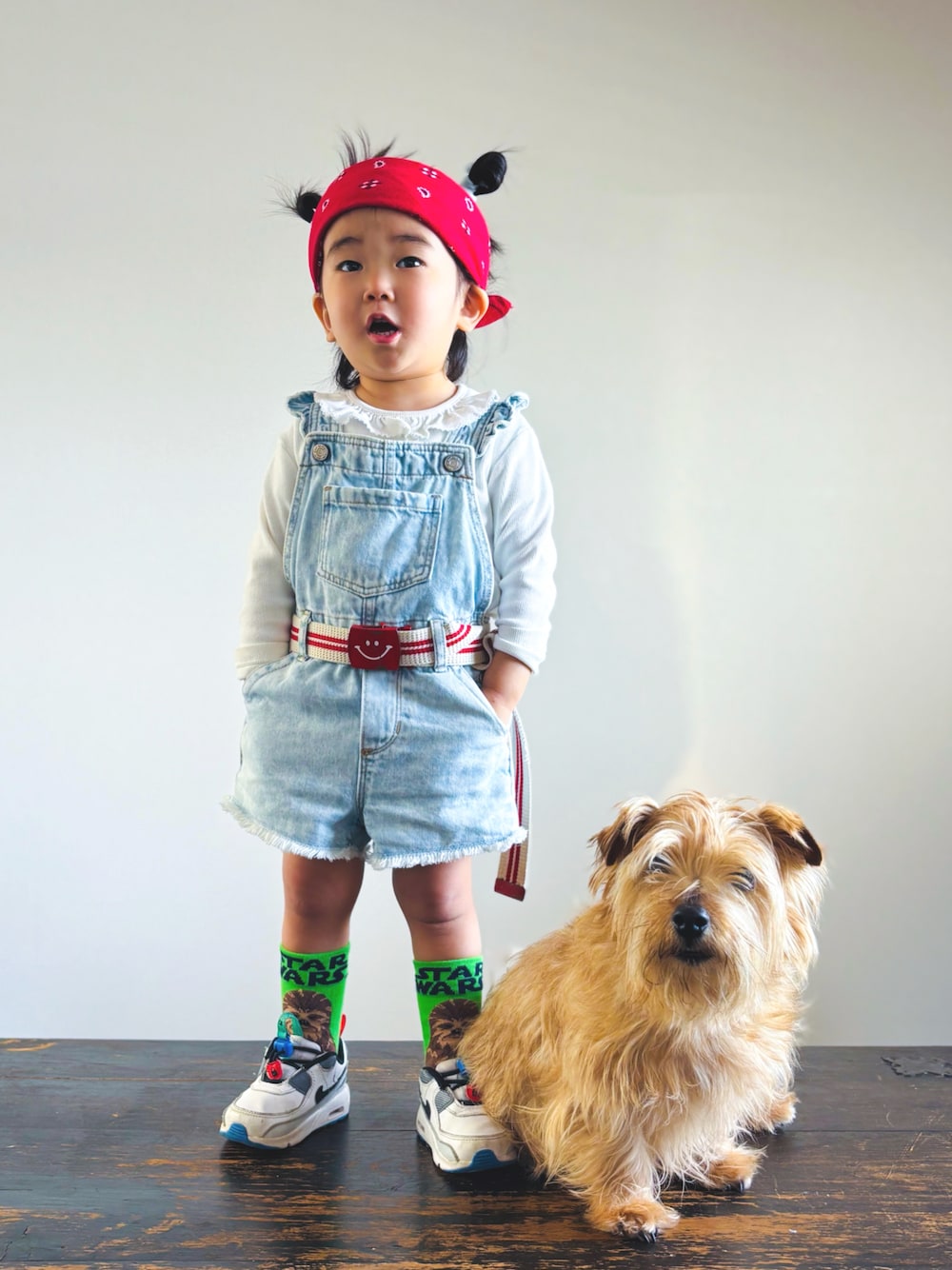 その他のサロペット/オーバーオール、ホワイト系のTシャツ/カットソー、ホワイト系のスニーカーを着用したキッズの春コーディネートの1枚目の写真