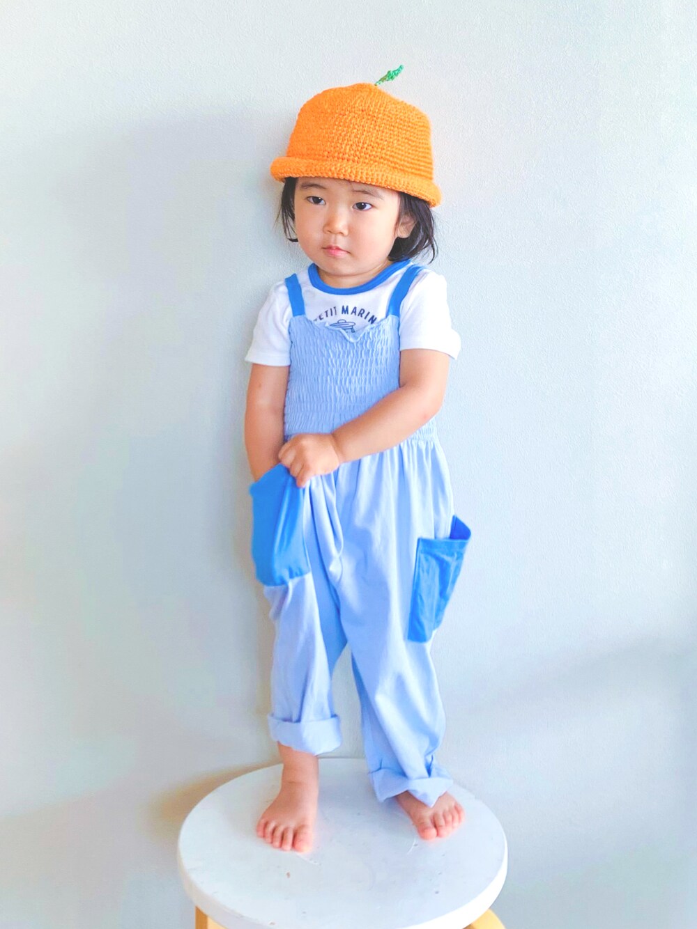 「シンプルコーデ、サロペット、麦わら帽子、Tシャツ、白Tシャツ、夏コーデ、フェススタイル、プチバトー、キッズファッション、キッズコーデ、さらっと晴れやかスナップ」｜「HandmadeのHand made orange hat🍊（ハット、オレンジ系）」を使った、KOOOさん（キッズ・80cm）の夏コーディネートの1枚目の写真