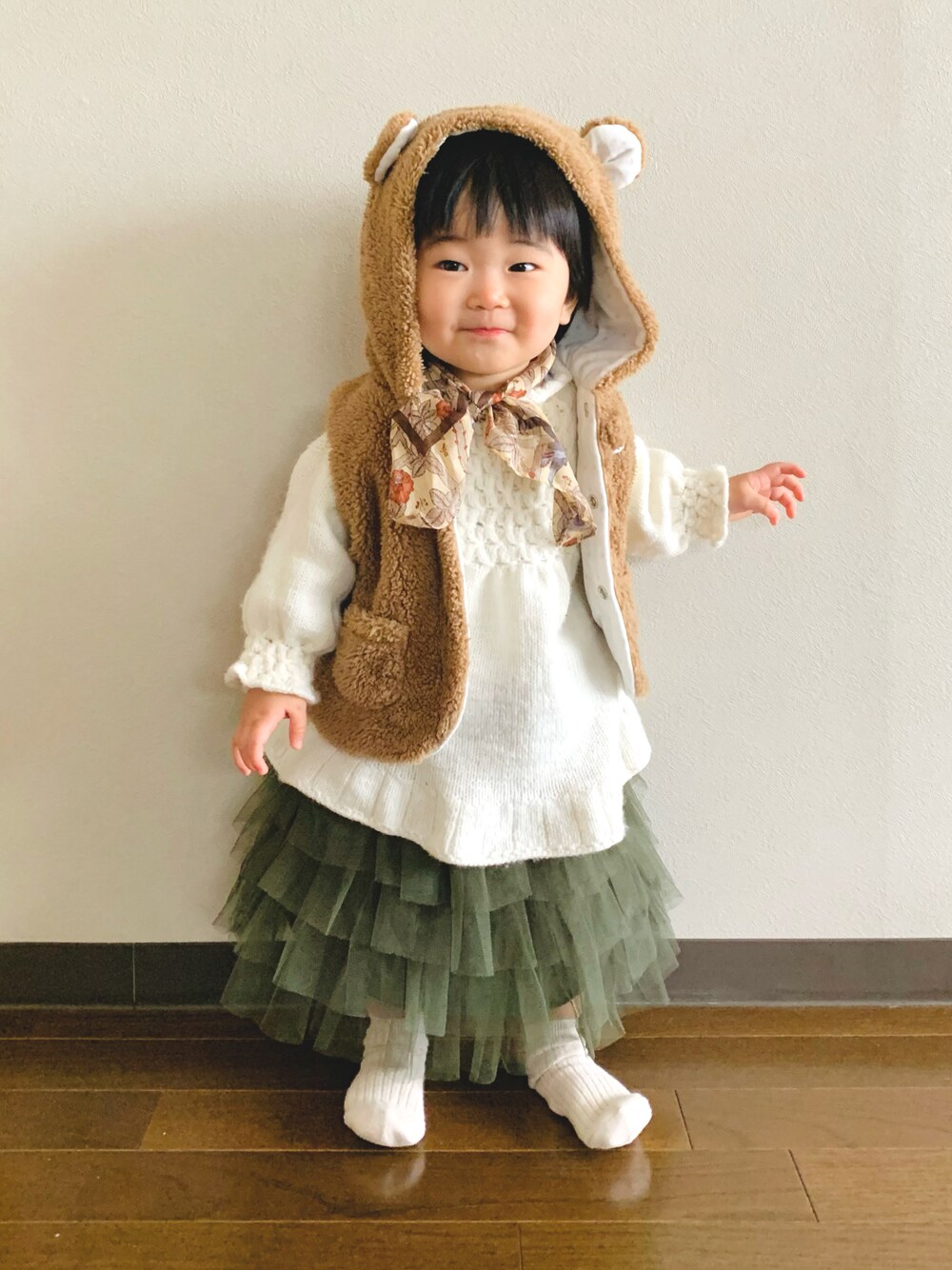 「チュチュ、レイヤードスタイル、ボアベスト、キッズコーデ、キッズファッション、1歳3ヶ月、ニット、ニットワンピース、冬コーデ、ハンカチ、チュールスカート、ロングスカート」｜「b・ROOMのチュールティアードスカート（スカート、グリーン系）」を使った、KOOOさん（キッズ・80cm）の冬コーディネートの1枚目の写真