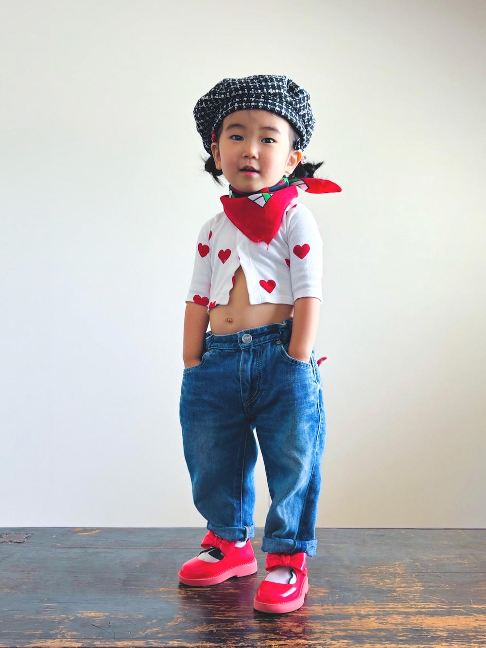 「やっぱり帽子が好き、ベレー帽、デニムパンツ、ヘソだし、カーディガン、アメカジ、メリージェーン、KOOOのバンダナアレンジ、バンダナ、ロカビリー、キッズコーデ、キッズファッション」｜「mina perhonenのalwaysデニム（デニムパンツ、ブルー系）」を使った、KOOOさん（キッズ・90cm）の春コーディネートの1枚目の写真