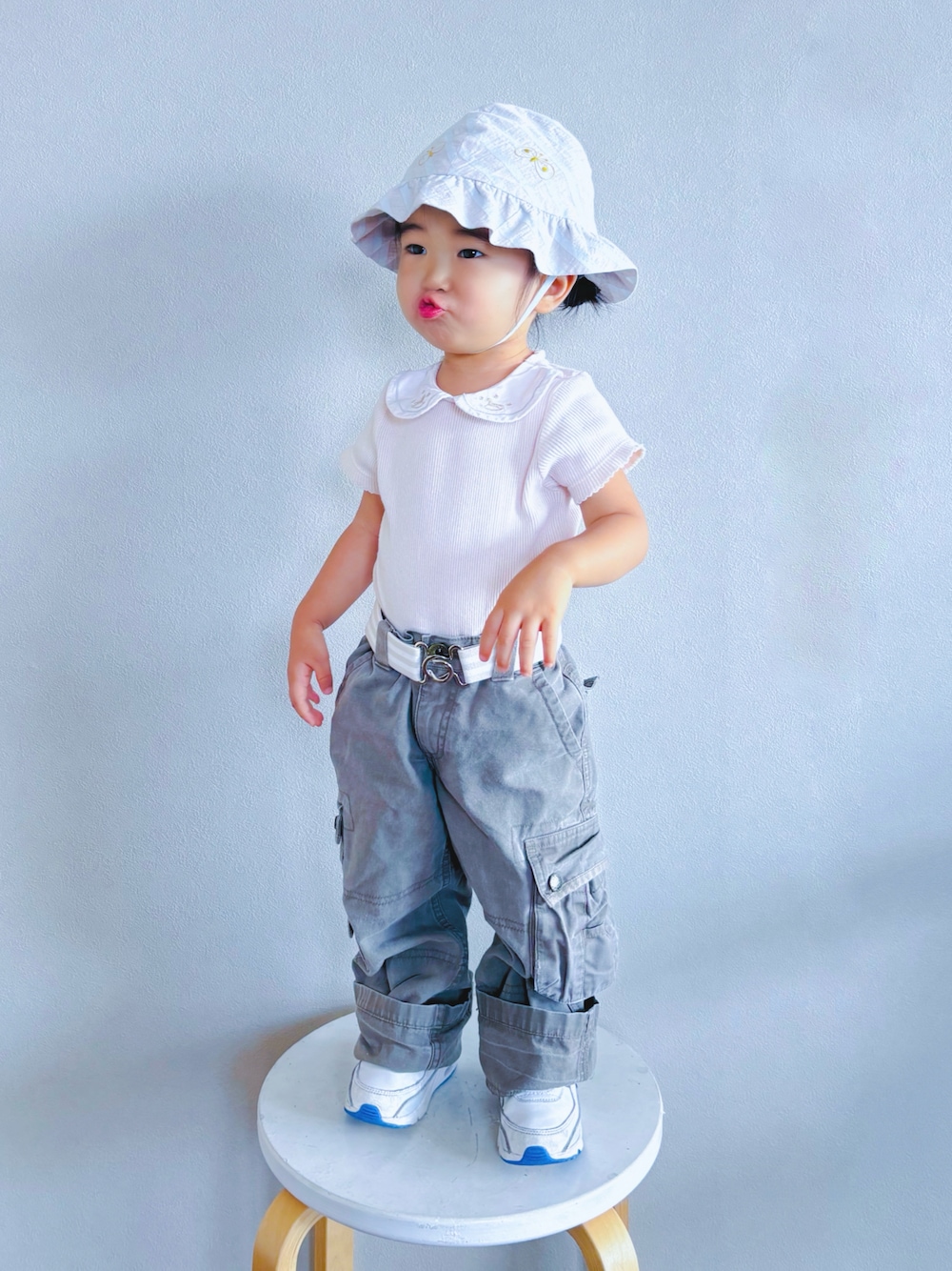 「カーゴパンツ、アツいコーデ全部見せ、古着MIX、お出かけコーデ、Ralph Lauren、夏コーデ、秋服準備はじめました、スニーカー、y2k、キッズファッション、キッズコーデ」｜「Birthdayの襟付き刺繍半袖ロンパース（ロンパース、ベージュ系）」を使った、KOOOさん（キッズ・80cm）の夏コーディネートの1枚目の写真