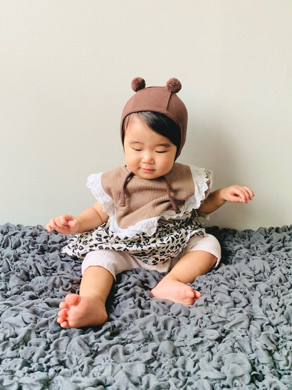 「ブラウン、キッズコーデ、キッズファッション、女の子コーデ、女の子、ベビーコーデ、ボンネット、帽子、サイクリングパンツ、1歳」｜「Bambinの【 Bambin / ボンバン 】 キッズ ナチュラルカラー レース 付け襟 / スタイ（スタイ/よだれかけ、ブラウン系）」を使った、KOOOさん（キッズ・80cm）の秋コーディネートの1枚目の写真