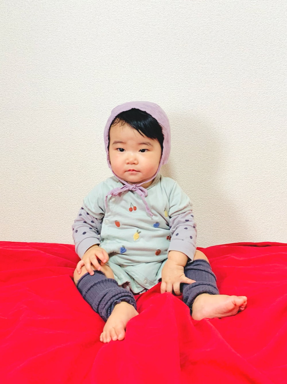 「UNIQLO、SHIPS、レッグウォーマー、ロンパース、ドット、フルーツ柄、生後9ヶ月、ベビーコーデ、ベビーファッション、おでかけコーデ」｜「sowanのレッグウォーマー（レッグウォーマー、グレー系）」を使った、KOOOさん（キッズ・70cm）の夏コーディネートの1枚目の写真