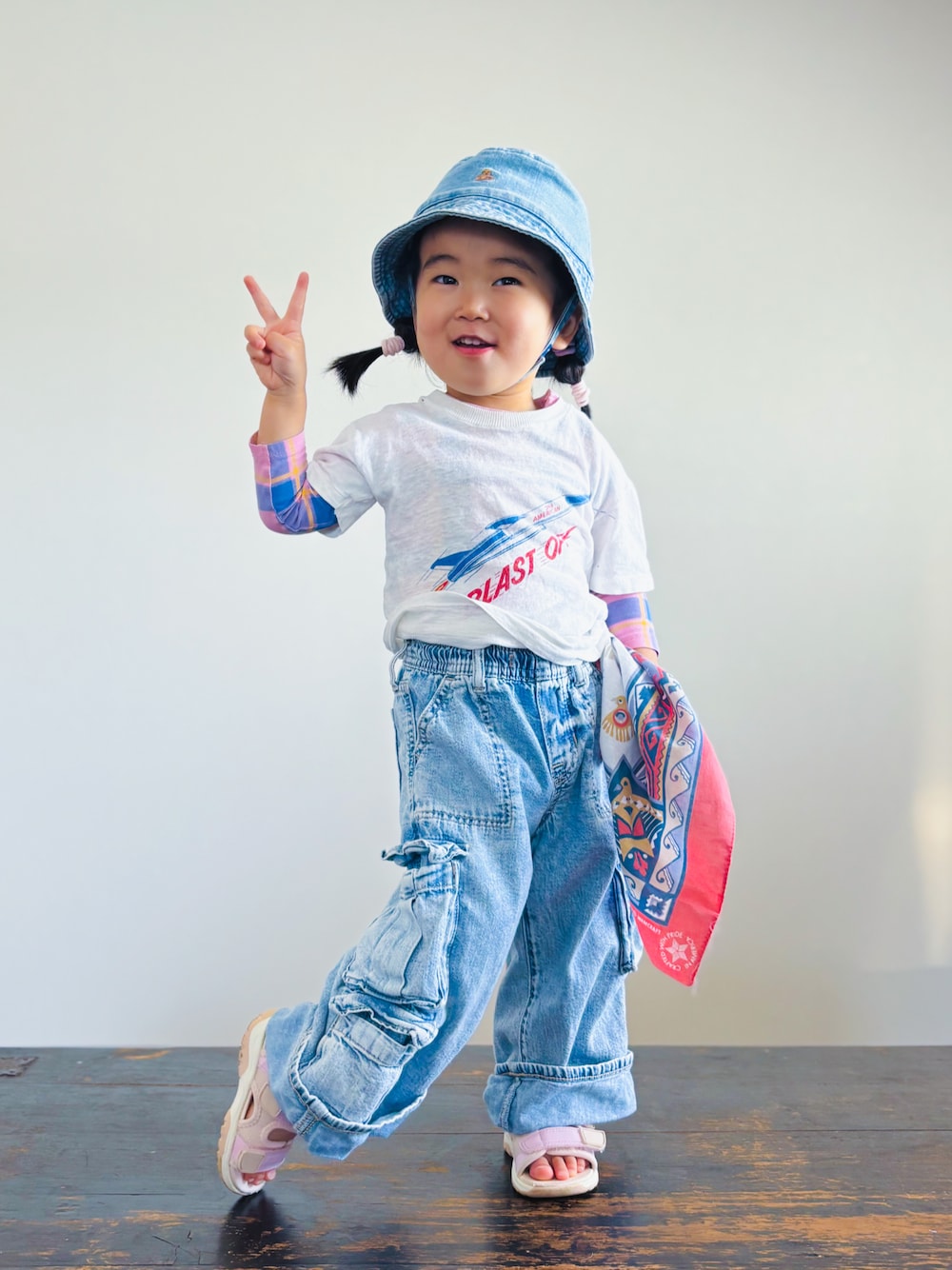「春夏コーデ、バケットハット、デニム、カーゴパンツ、チェック、サンダル、レイヤードスタイル、Tシャツ、古着MIX、KOOOのヴィンテージファッション、キッズコーデ、キッズファッション」｜「GAPのデニムバケットハット (ベビー)（ハット、ブルー系）」を使った、KOOOさん（キッズ・90cm）の春コーディネートの1枚目の写真
