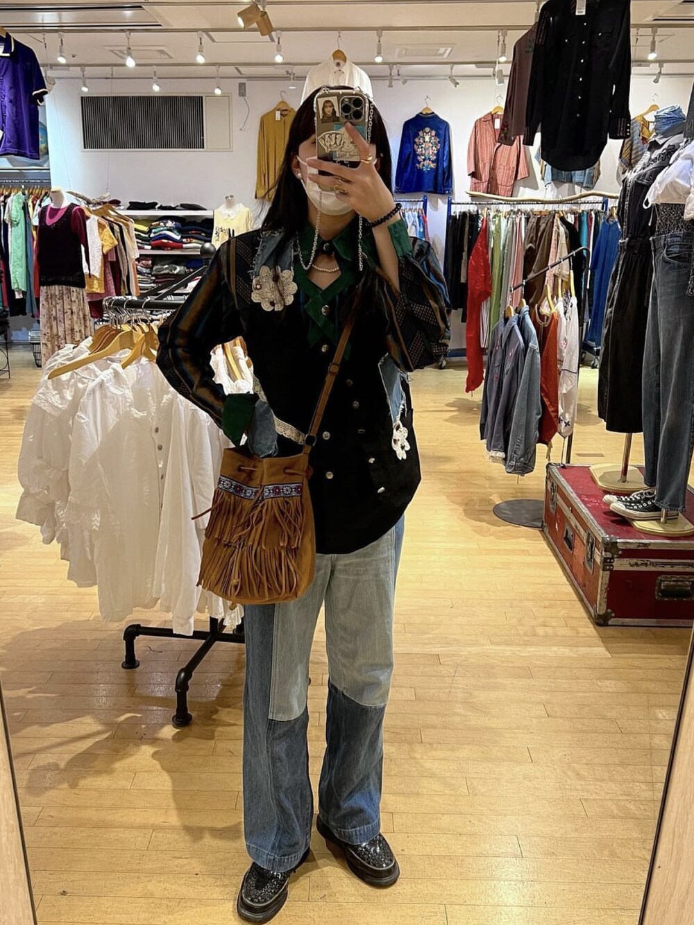 「未来のWEARISTAプロジェクト、古着、ootd、ヴィンテージ、ヒッピー、秋コーデ、vintage、高身長女子」｜「VINTAGEのアイテム（シャツ/ブラウス、ブラック系）」を使った、hinanoさん（レディース・170cm）の冬コーディネートの1枚目の写真