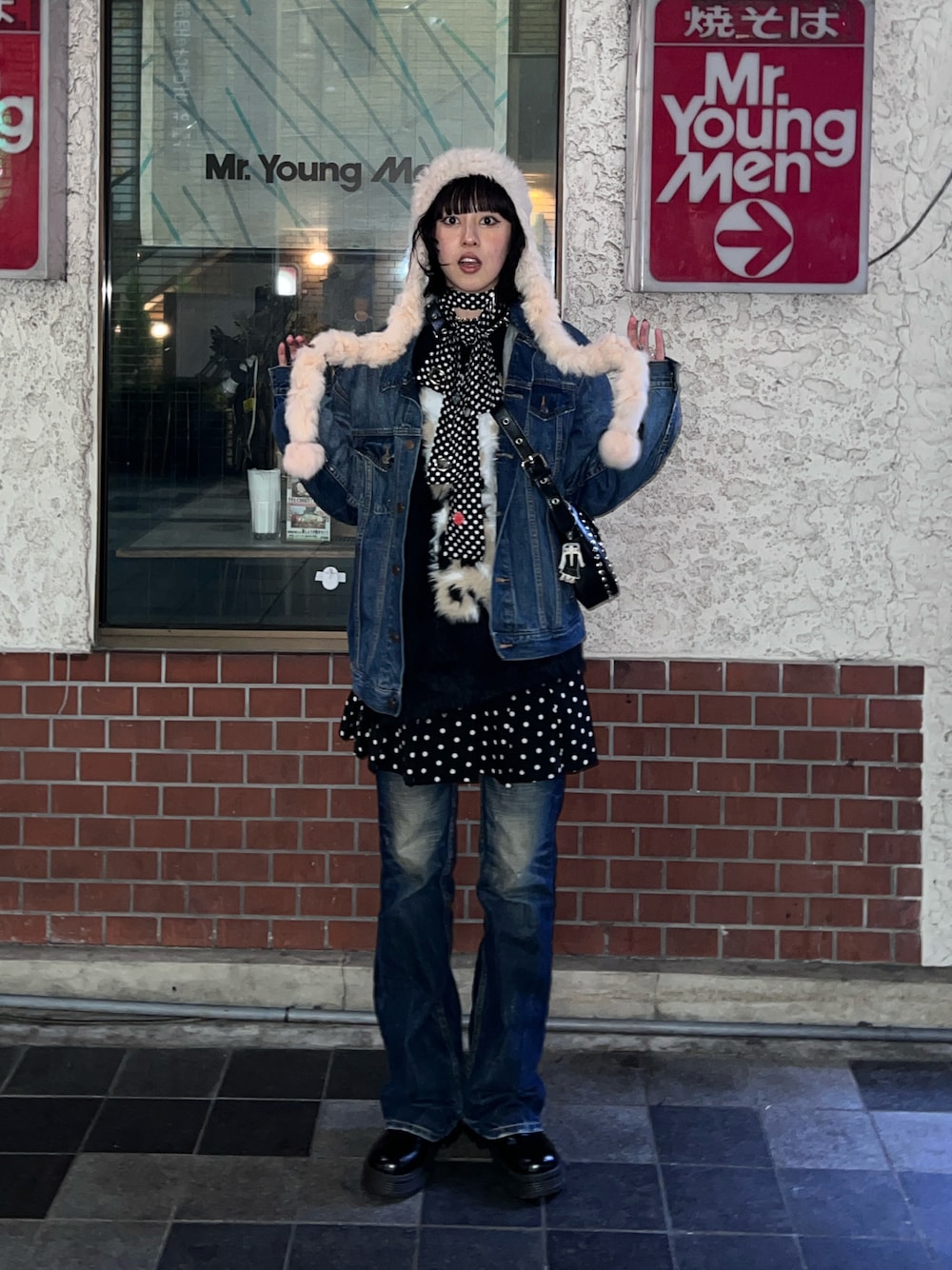 「VINTAGEのアイテム（デニムジャケット、ブルー系）」を使った、hinanoさん（レディース・170cm）の冬コーディネートの1枚目の写真