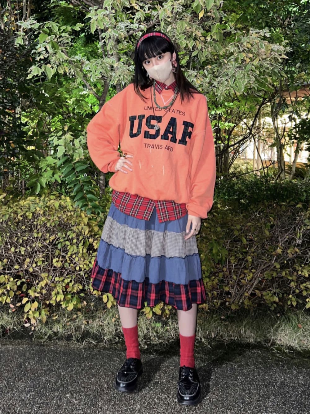 「未来のWEARISTAプロジェクト、古着、ootd、ヴィンテージ、おしゃれさんと繋がりたい、冬コーデ、SPINNS」｜「SPINNSのアイテム（スウェット、オレンジ系）」を使った、hinanoさん（レディース・170cm）の冬コーディネートの1枚目の写真