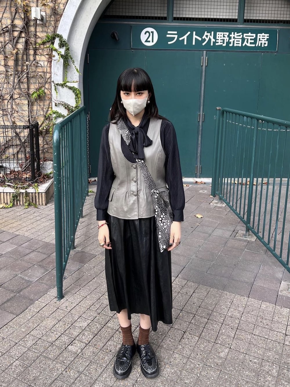 「未来のWEARISTAプロジェクト、古着、ootd、ヴィンテージ、伊藤潤二、秋コーデ、黒コーデ」｜「Handmadeのアイテム（ショルダーバッグ、ブラック系）」を使った、hinanoさん（レディース・170cm）の冬コーディネートの1枚目の写真