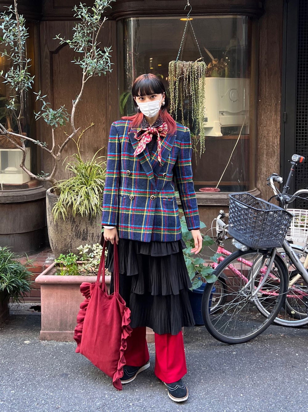 「未来のWEARISTAプロジェクト、古着、ootd、ヴィンテージ、お出かけコーデ、冬コーデ、クリスマスコーデ」｜「VINTAGEのアイテム（テーラードジャケット、ブラック系）」を使った、hinanoさん（レディース・170cm）の冬コーディネートの1枚目の写真