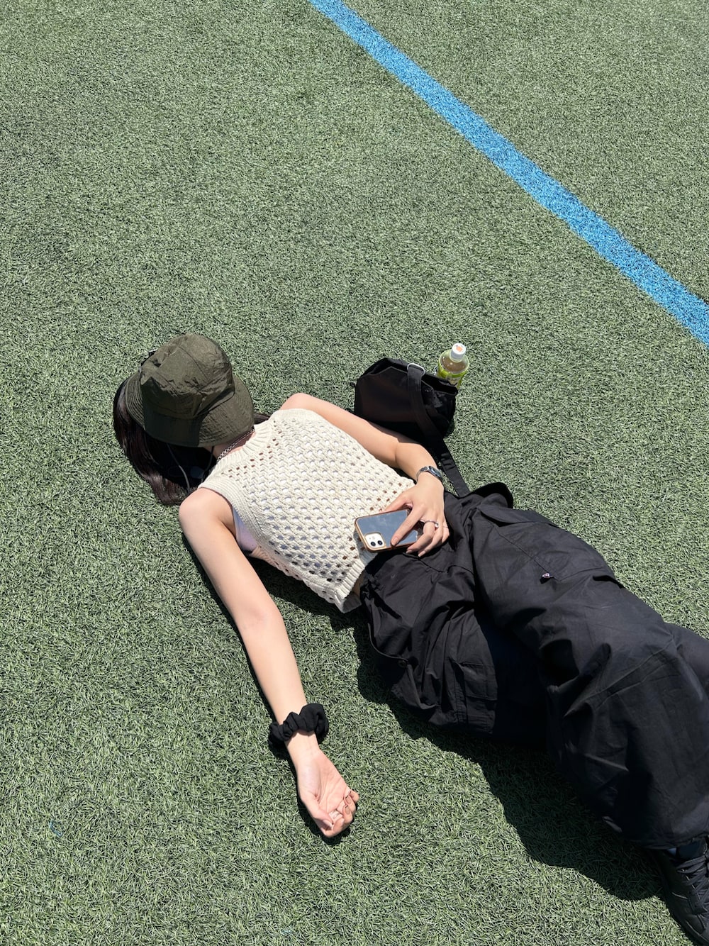 「カーゴパンツ、ニットベスト、バケハコーデ、#夏コーデ、フェスコーデ、フェススタイル、ノースリーブ、パンツスタイル、今日のコーデ、カジュアル、moussy、whoswhogallery」｜「VINTAGEのアイテム（ハット、グリーン系）」を使った、chikaさん（レディース・165cm）の夏コーディネートの1枚目の写真