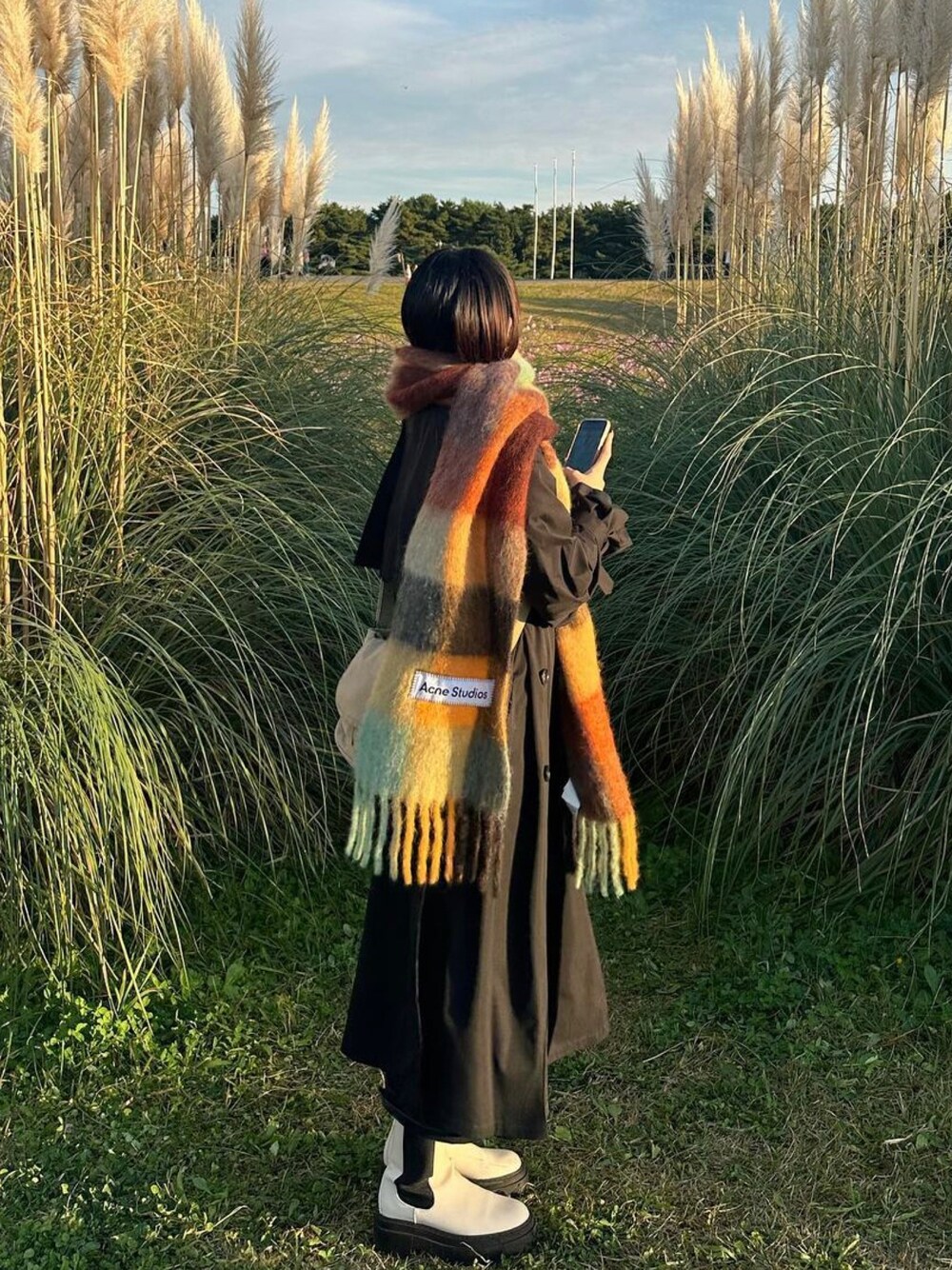 「秋のコーデ、休日スタイル、マフラーコーデ、AcneStudios、ブーツスタイル」｜「Acne Studiosのアイテム（マフラー、オレンジ系）」を使った、chikaさん（レディース・165cm）の秋コーディネートの1枚目の写真