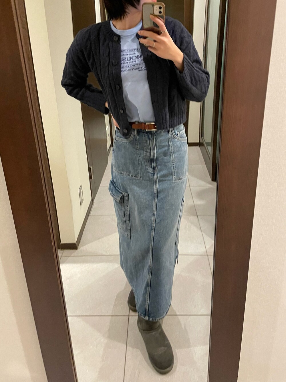 「休日コーデ、シンプルスタイル、ロングスカート、デニムスカート、ムートンブーツ、カーディガンコーデ、moussy、カジュアルコーデ、カラーコーデ、ブルーコーデ、ブルーデニム、高身長女子、デニム、スカートスタイル、スカートコーデ」｜「MOUSSYのMOUSSY PIGMENT Tシャツ（Tシャツ/カットソー、ブルー系）」を使った、chikaさん（レディース・165cm）の春コーディネートの1枚目の写真