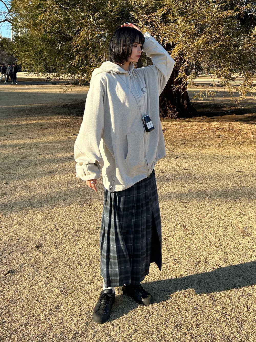 「春服コーデ、ブルーコーデ、ブルー x ホワイト、パーカーコーデ、ブルゾンコーデ、スニーカーコーデ、beautiful people、adidas、プリーツスカート、ロングプリーツスカート、休日コーデ、カラーコーデ、ネイビー、今日のコーデ、ラクチンコーデ」｜「MOUSSYのアイテム（スカート、ブルー系）」を使った、chikaさん（レディース・165cm）の冬コーディネートの1枚目の写真