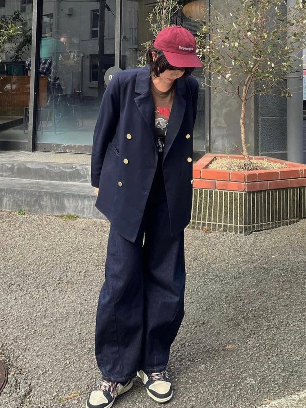 「パンツスタイル、休日コーデ、大人カジュアル、シンプルスタイル、スニーカーコーデ、ワイドパンツ、テーラードジャケット、キャップコーデ、キャップ女子、NIKE、セットアップスタイル、高身長コーデ、休日スタイル、春服コーデ、ジャケットスタイル」｜「crie confortoのバルーンデニムパンツ（デニムパンツ、ブルー系）」を使った、chikaさん（レディース・165cm）の春コーディネートの1枚目の写真