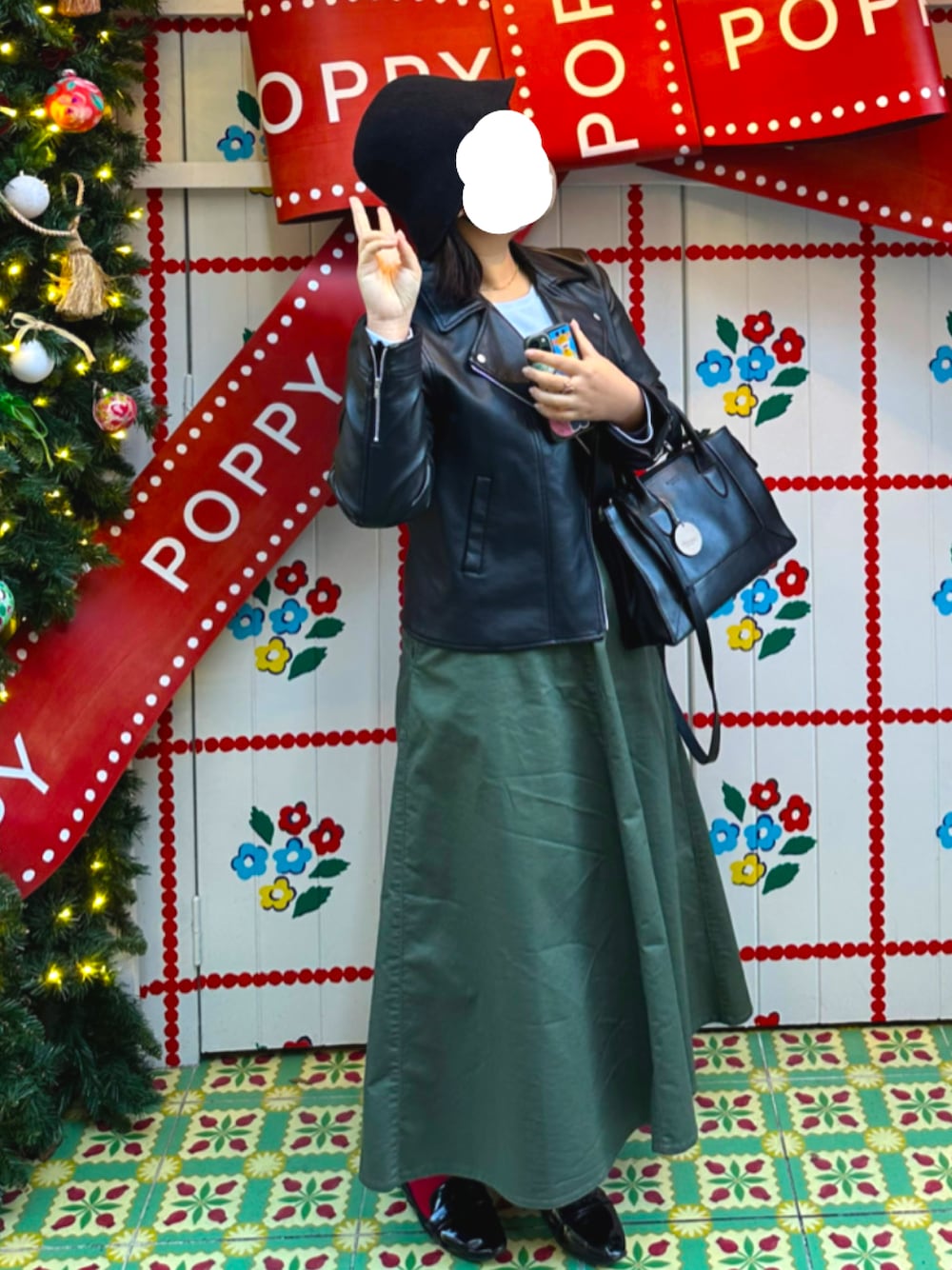 「カーキスカート、ライダース、黒ハット、原宿」｜「UNIQLOのアイテム（ハット、ブラック系）」を使った、ちむさん（レディース・157cm）の冬コーディネートの1枚目の写真