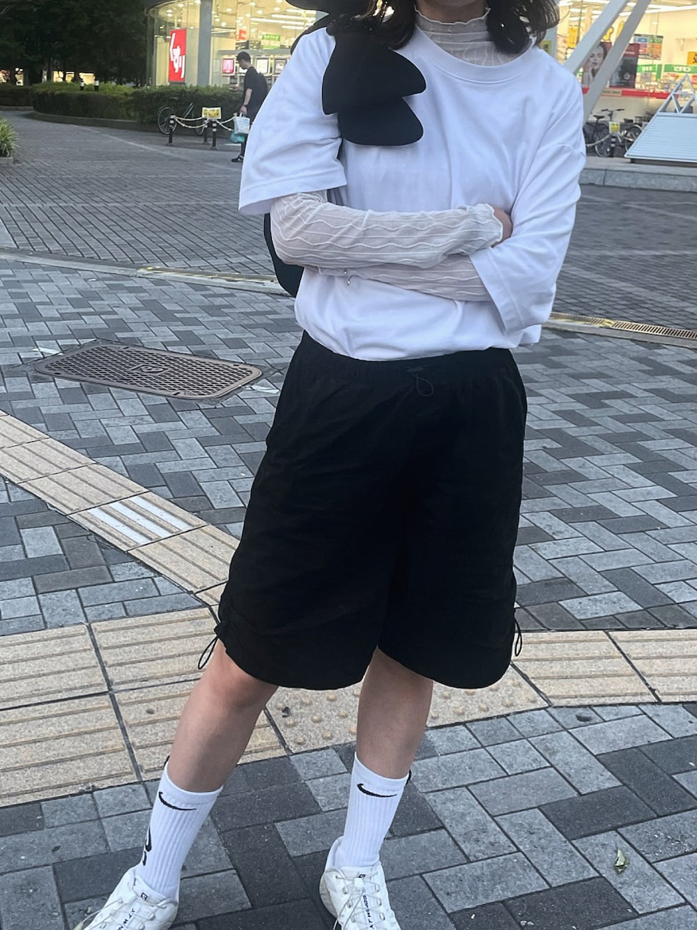 「白Tシャツ、スポーツミックス、スポーツモード、オトナカワイイ、レイヤード、お出かけ、短パン、ショートパンツ、ハーフパンツ、重ね着ベストシーズン」｜「UNIQLOのエアリズムコットンオーバーサイズTシャツ（5分袖）（Tシャツ/カットソー、ホワイト系）」を使った、しはしーさん（レディース・170cm）の夏コーディネートの1枚目の写真