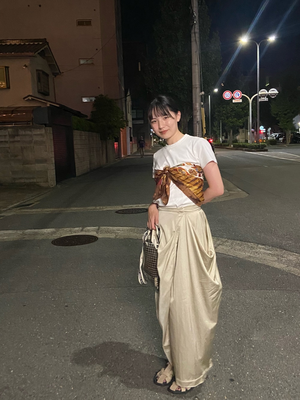 「スカーフアレンジ、スカーフ、スカーフスタイル、スカーフコーデ、白Tシャツ、ワントーンコーデ、デートコーデ、デート、きれいめカジュアル、きれいめコーディネート、キレイめ、きれいめ、サテンスカート、ワントーンスタイル、高身長コーデ」｜「TODAYFULのアイテム（スカート、ゴールド系）」を使った、しはしーさん（レディース・170cm）の夏コーディネートの1枚目の写真