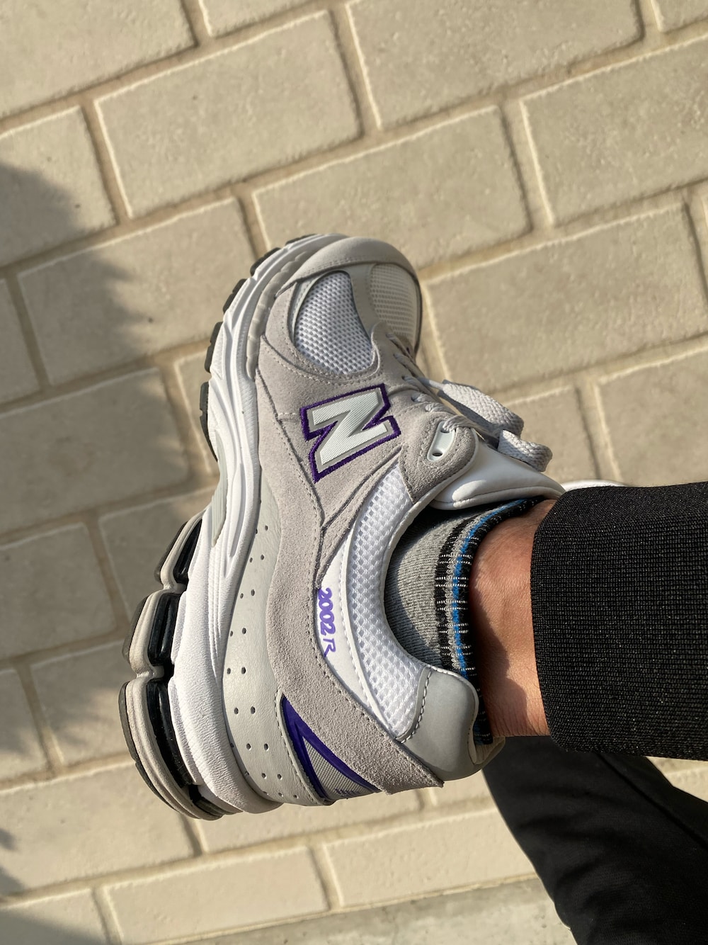 「NEW BALANCEのアイテム（スニーカー、グレー系）」を使った、DJ topj  YUJIさん（メンズ・183cm）の春コーディネートの1枚目の写真