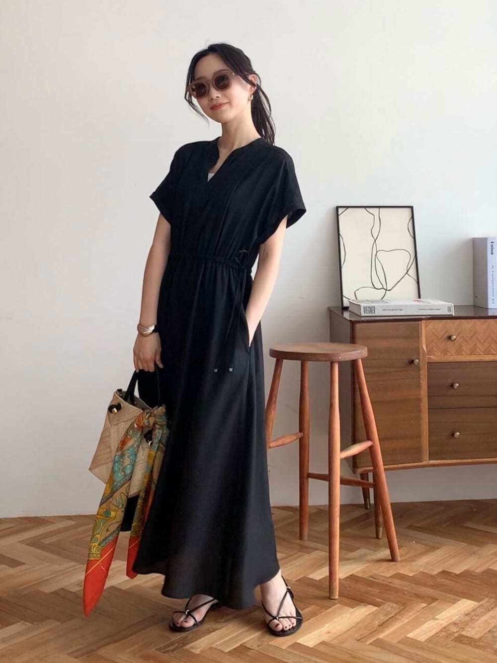 「ワンピース、休日コーデ、休日スタイル、ROSSO、ブルベ夏、骨格ウェーブ、キレイめスタイル、ウォッシャブル素材、初夏のお出掛けコーデ、ブルベ夏×骨格ウェーブ、ワンピース×低身長、sip2412」｜「URBAN RESEARCH ROSSO WOMENのVIOLAd’ORO　アバカメッシュ2WAYバッグ（ショルダーバッグ、ベージュ系）」を使った、美波さん（レディース・158cm）の夏コーディネートの1枚目の写真