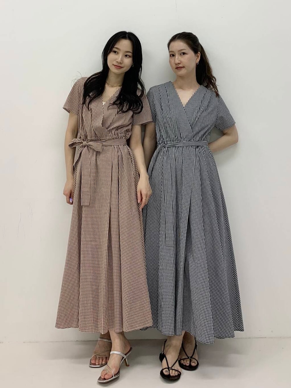 「ワンピース、休日コーデ、休日スタイル、ROSSO、ブルベ夏、骨格ウェーブ、ギンガムチェックワンピース、キレイめスタイル、初夏のお出掛けコーデ、ブルベ夏×骨格ウェーブ」｜「URBAN RESEARCH ROSSO WOMENの『WEB限定』ギンガムカシュクールワンピース（ワンピース、ブラウン系）」を使った、美波さん（レディース・158cm）の春コーディネートの1枚目の写真