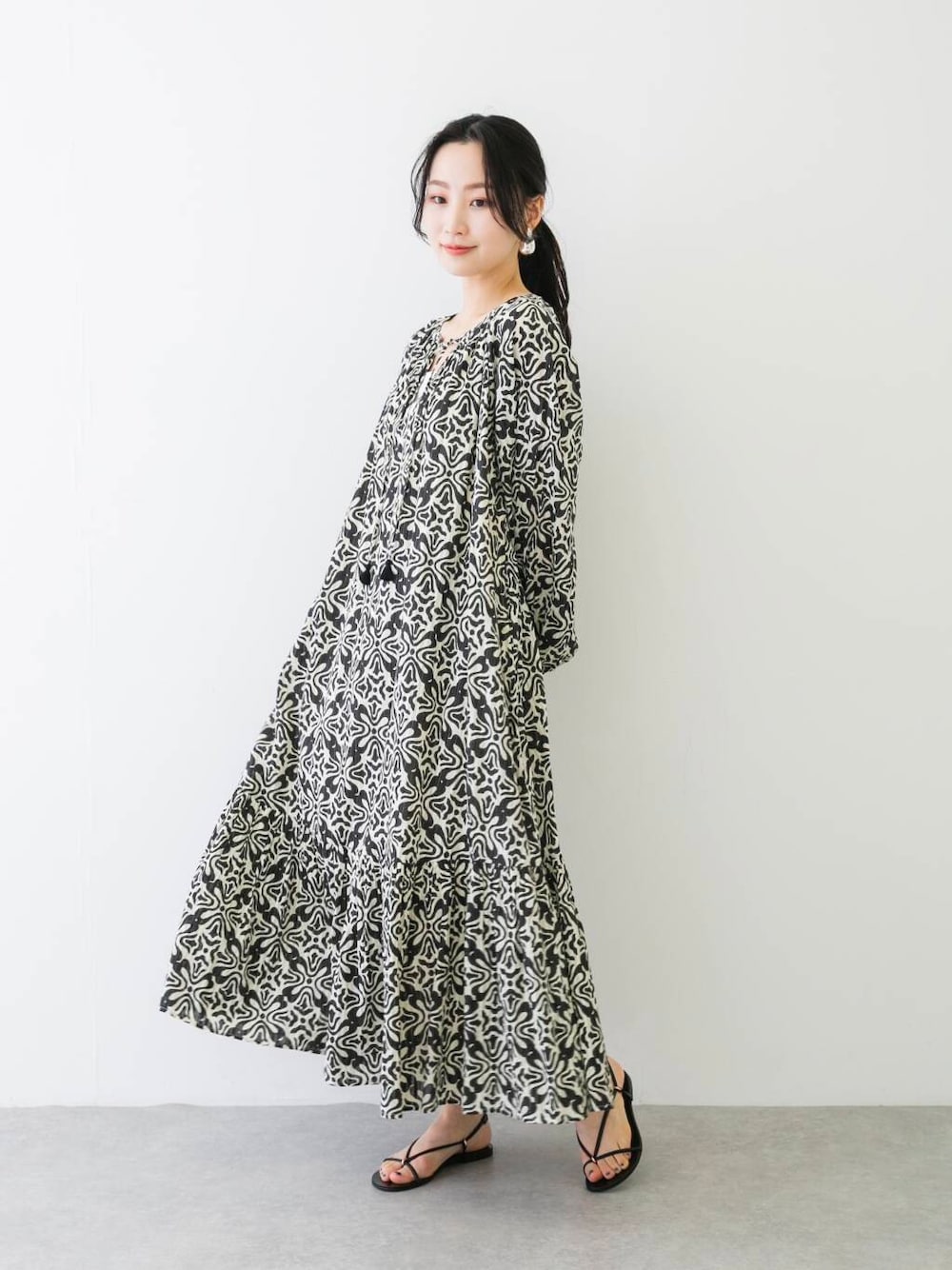 「休日コーデ、ROSSO、ブルベ夏、骨格ウェーブ、saramallika、キレイめスタイル、ブルベ夏×骨格ウェーブ、ワンピース×低身長、sip2412」｜「URBAN RESEARCH ROSSO WOMENのsara mallika　COTTON BORDER PRINT LONG DRESS（ワンピース、ブラック系）」を使った、美波さん（レディース・158cm）の夏コーディネートの1枚目の写真