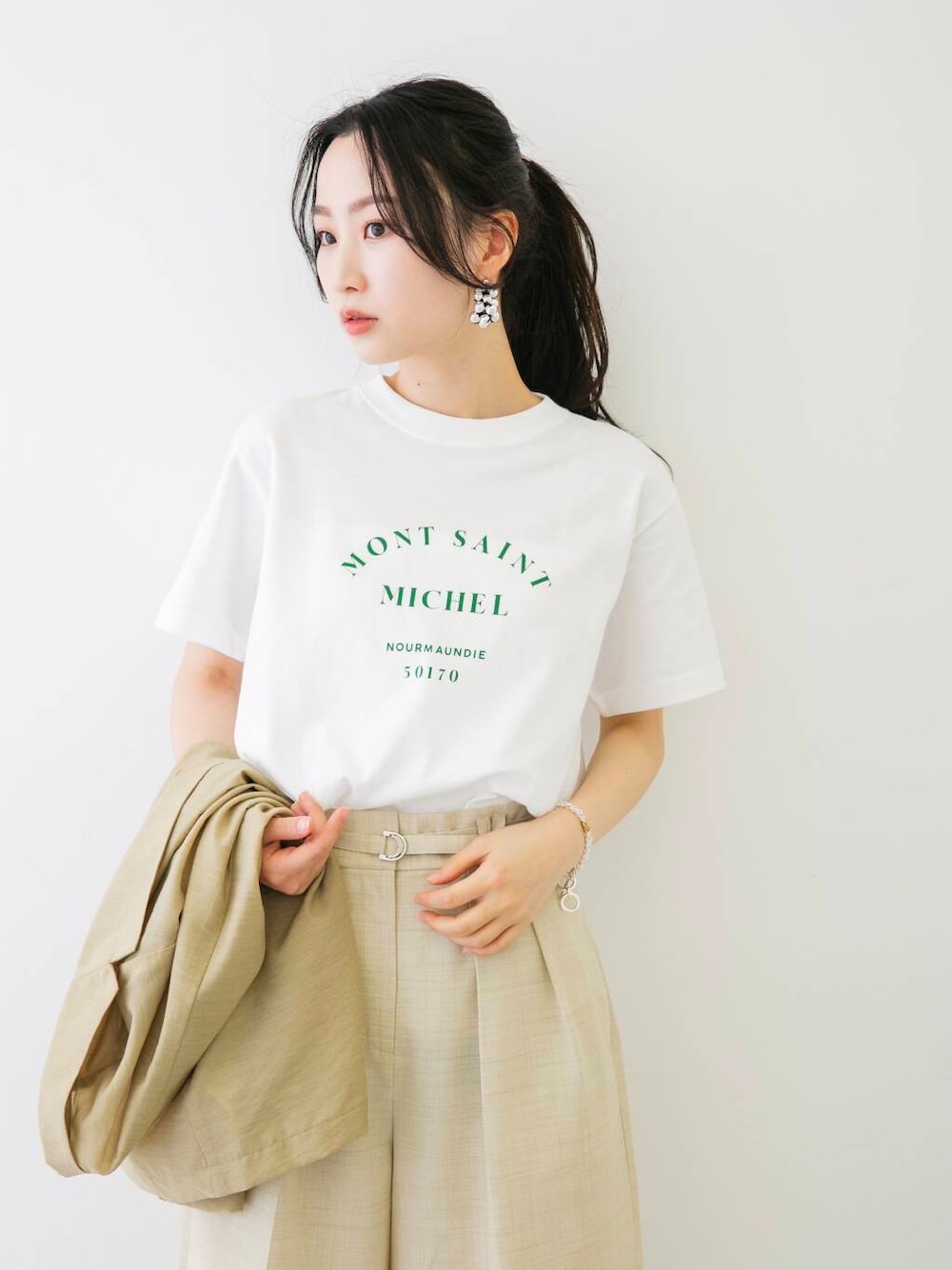 「休日コーデ、休日スタイル、ROSSO、ブルベ夏、骨格ウェーブ、きれいめtシャツ、キレイめスタイル、初夏のお出掛けコーデ、テーマパークコーデ、ブルベ夏×骨格ウェーブ、トレンドシャツ」｜「URBAN RESEARCH ROSSO WOMENのリネンライクハーフパンツ（その他パンツ、ベージュ系）」を使った、美波さん（レディース・158cm）の春コーディネートの1枚目の写真