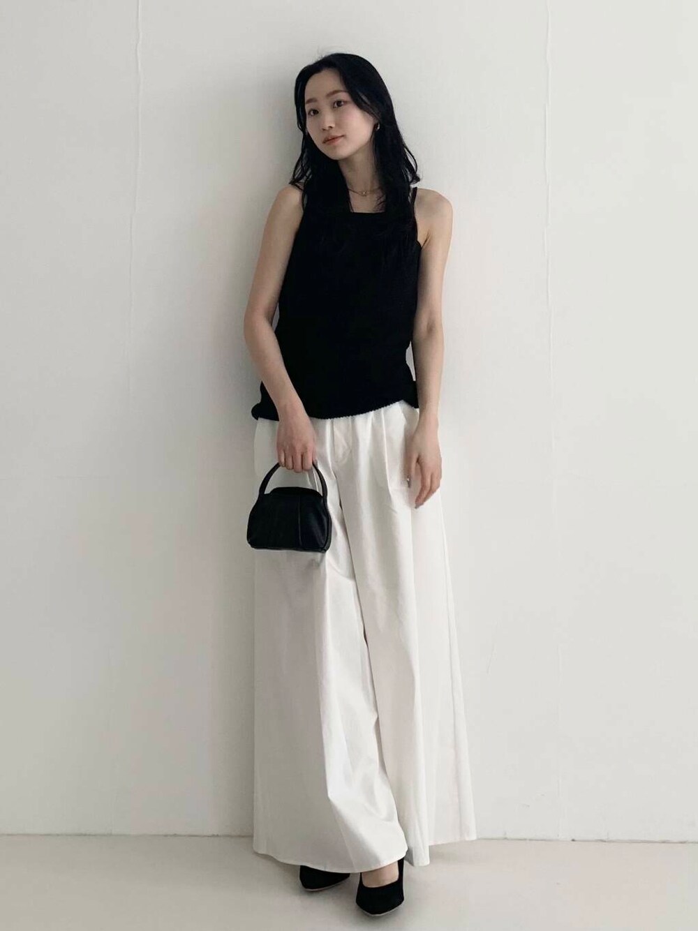 「ワイドパンツ、デートコーデ、休日コーデ、ROSSO、ブルベ夏、骨格ウェーブ、キレイめスタイル、初夏のお出掛けコーデ、ブルベ夏×骨格ウェーブ、きれいめフェミニン」｜「URBAN RESEARCH ROSSO WOMENの『MADE IN JAPAN』オリジナルスウェードパンプス（パンプス、ブラック系）」を使った、美波さん（レディース・158cm）の春コーディネートの1枚目の写真