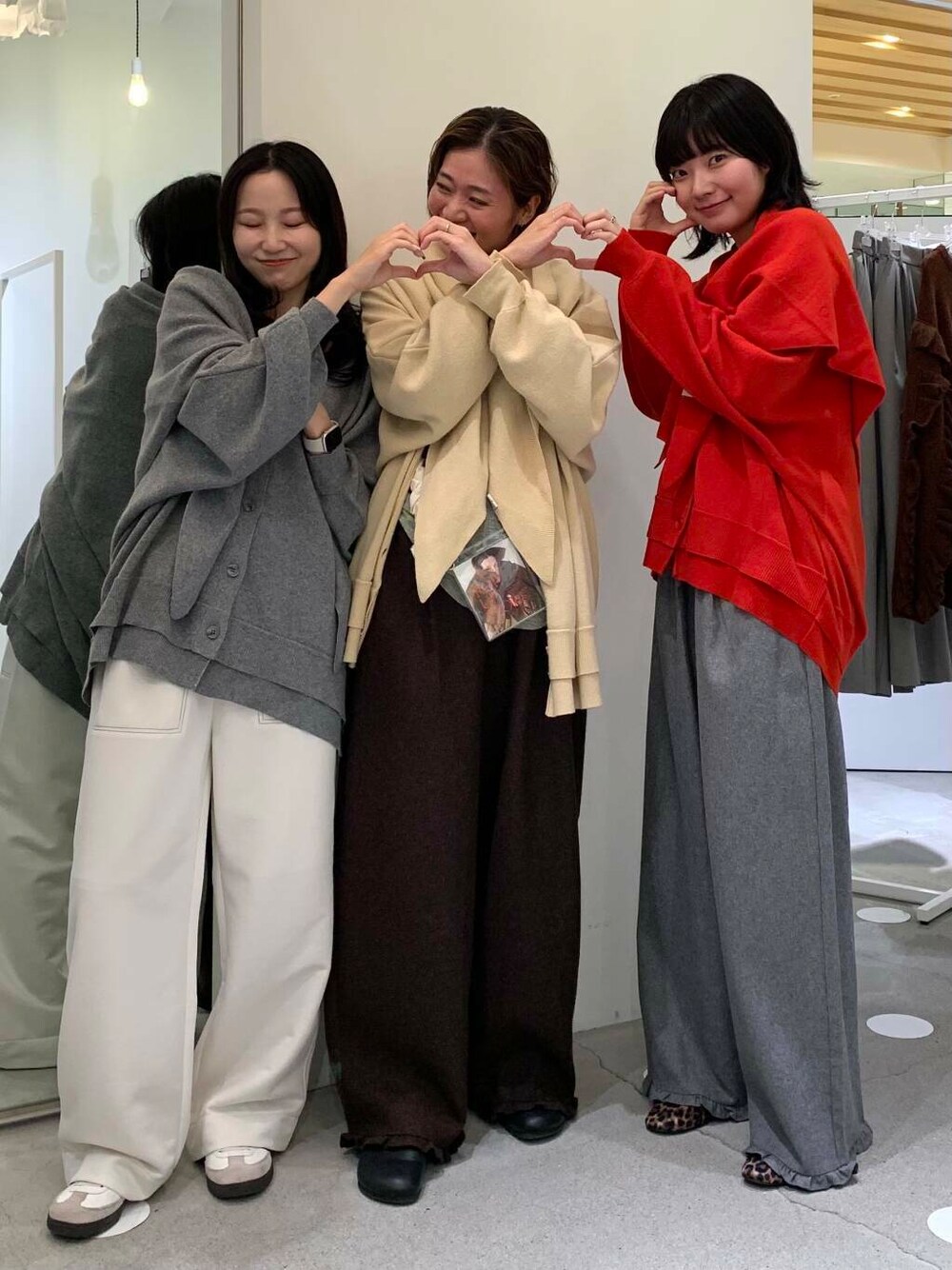 ホワイト系のその他パンツ、グレー系のその他パンツ、ブラウン系のその他パンツを着用したレディースの秋コーディネートの1枚目の写真