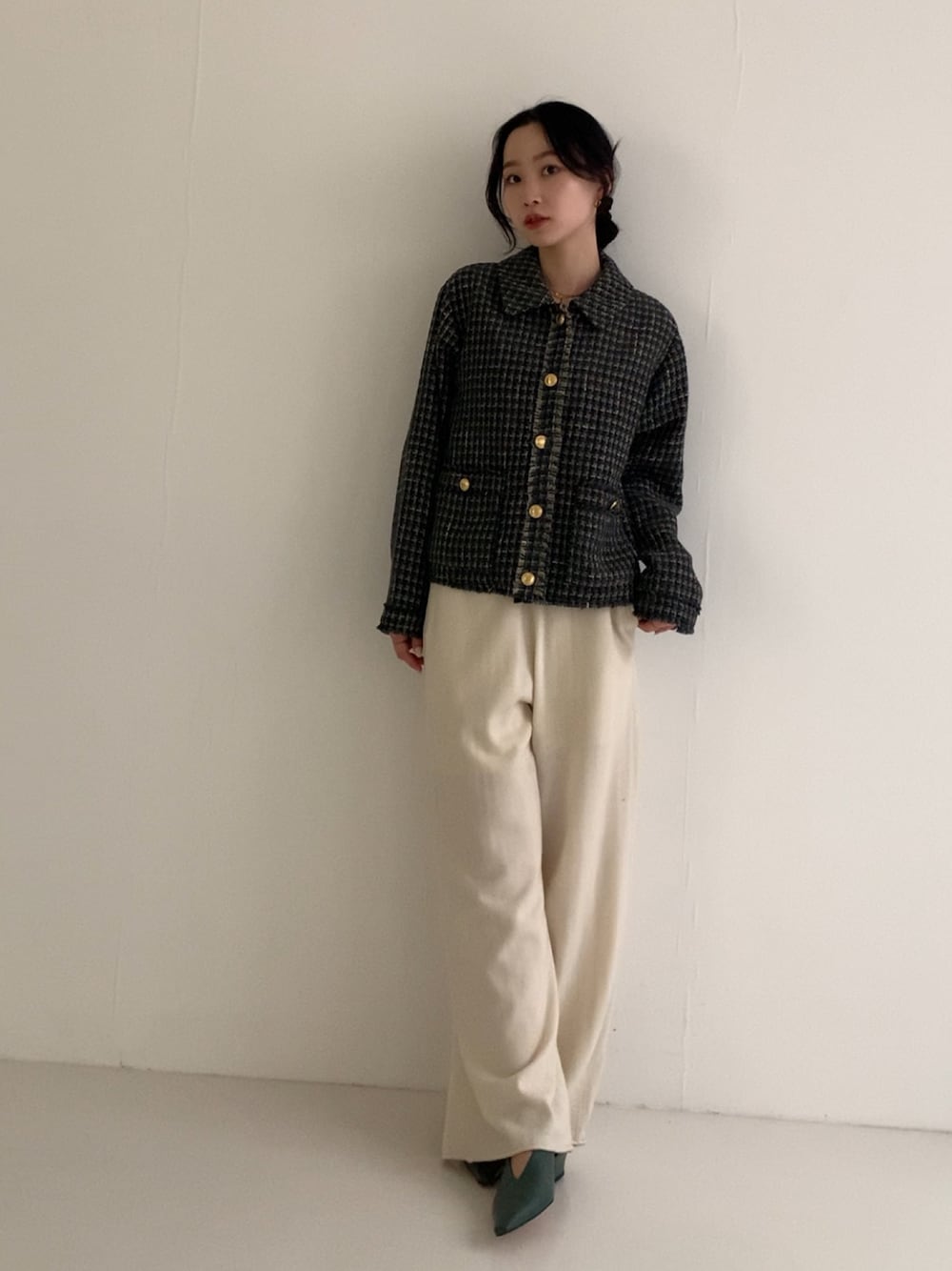 グレー系のその他アウター、ホワイト系のその他パンツ、グリーン系のその他シューズを着用したレディースの秋コーディネートの1枚目の写真