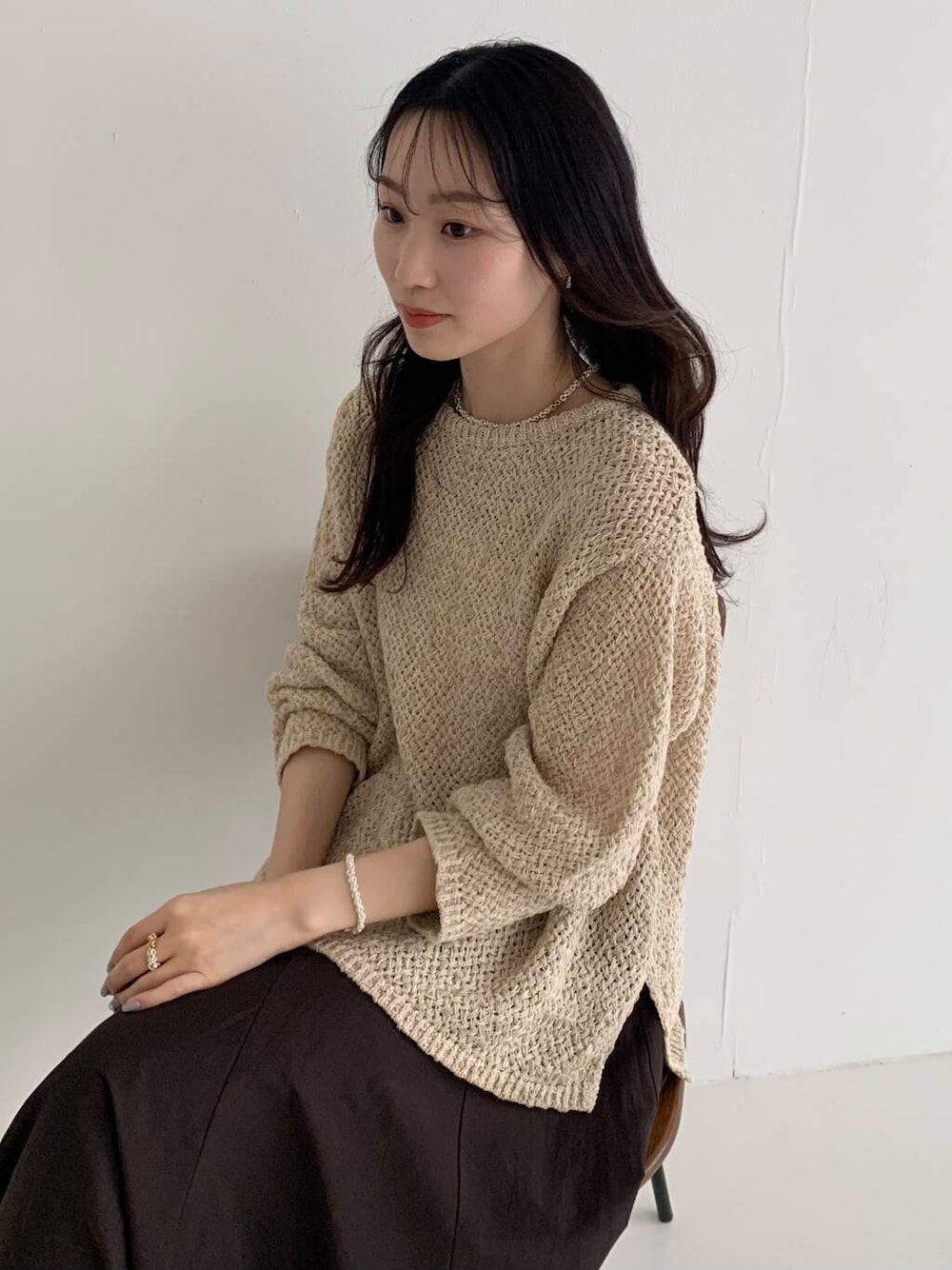 「スカート、デートコーデ、ROSSO、ブルベ夏、透かし編みニット、骨格ウェーブ、春カラーコーデ、キレイめスタイル、ブルベ夏×骨格ウェーブ、きれいめフェミニン」｜「URBAN RESEARCH ROSSO WOMENの透かし編みラメニット（ニット/セーター、ベージュ系）」を使った、美波さん（レディース・158cm）の春コーディネートの1枚目の写真