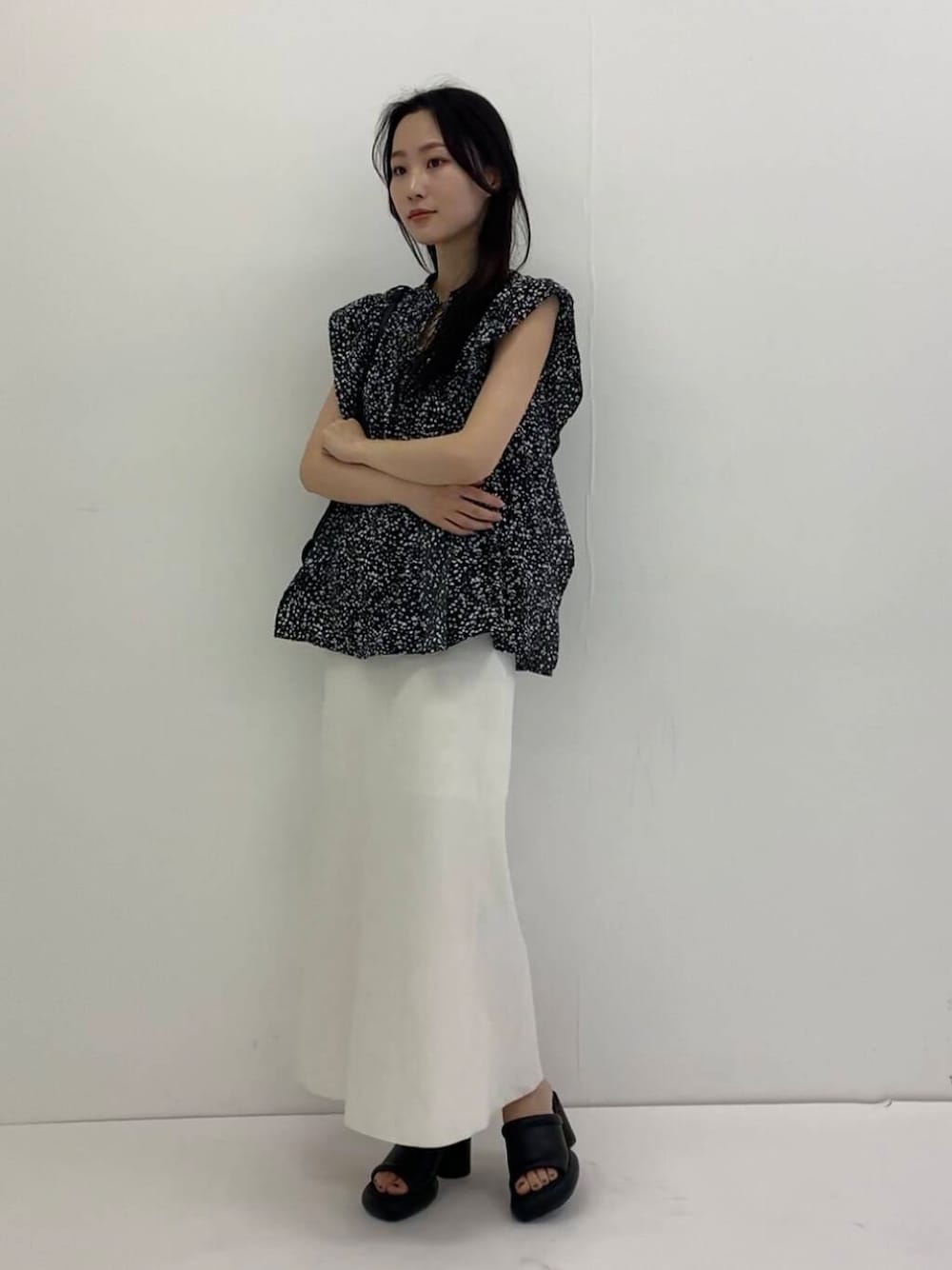「スカート、ノースリーブ、休日コーデ、休日スタイル、ROSSO、骨格ウェーブ、キレイめスタイル、初夏のお出掛けコーデ、ブルベ夏×骨格ウェーブ、トレンドシャツ」｜「URBAN RESEARCH ROSSO WOMENの接触冷感リネン混バイヤススカート（スカート、ホワイト系）」を使った、美波さん（レディース・158cm）の春コーディネートの1枚目の写真