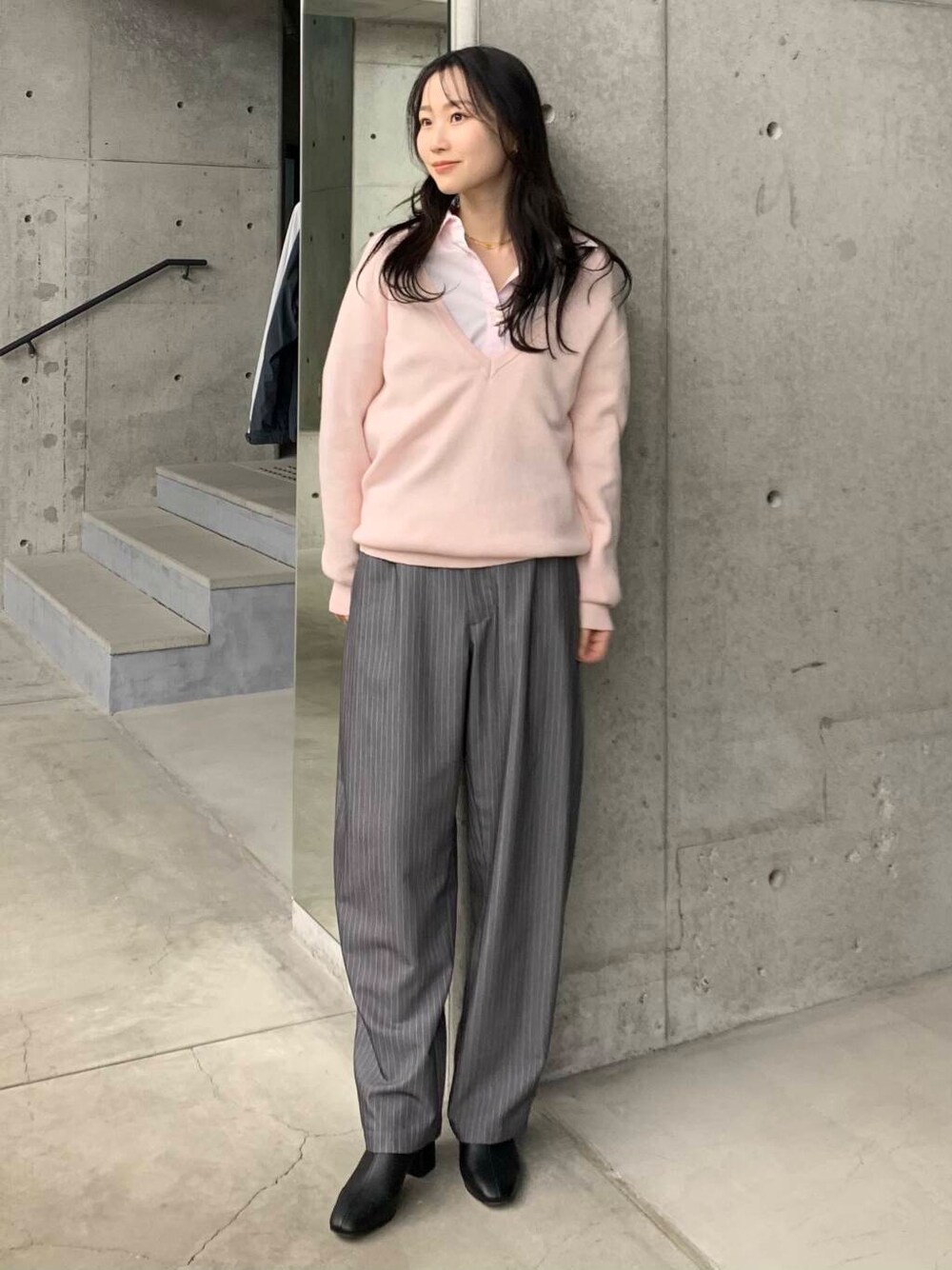 ブラック系のブーツ、ピンク系のシャツ/ブラウス、ピンク系のチュニックを着用したレディースの冬コーディネートの1枚目の写真