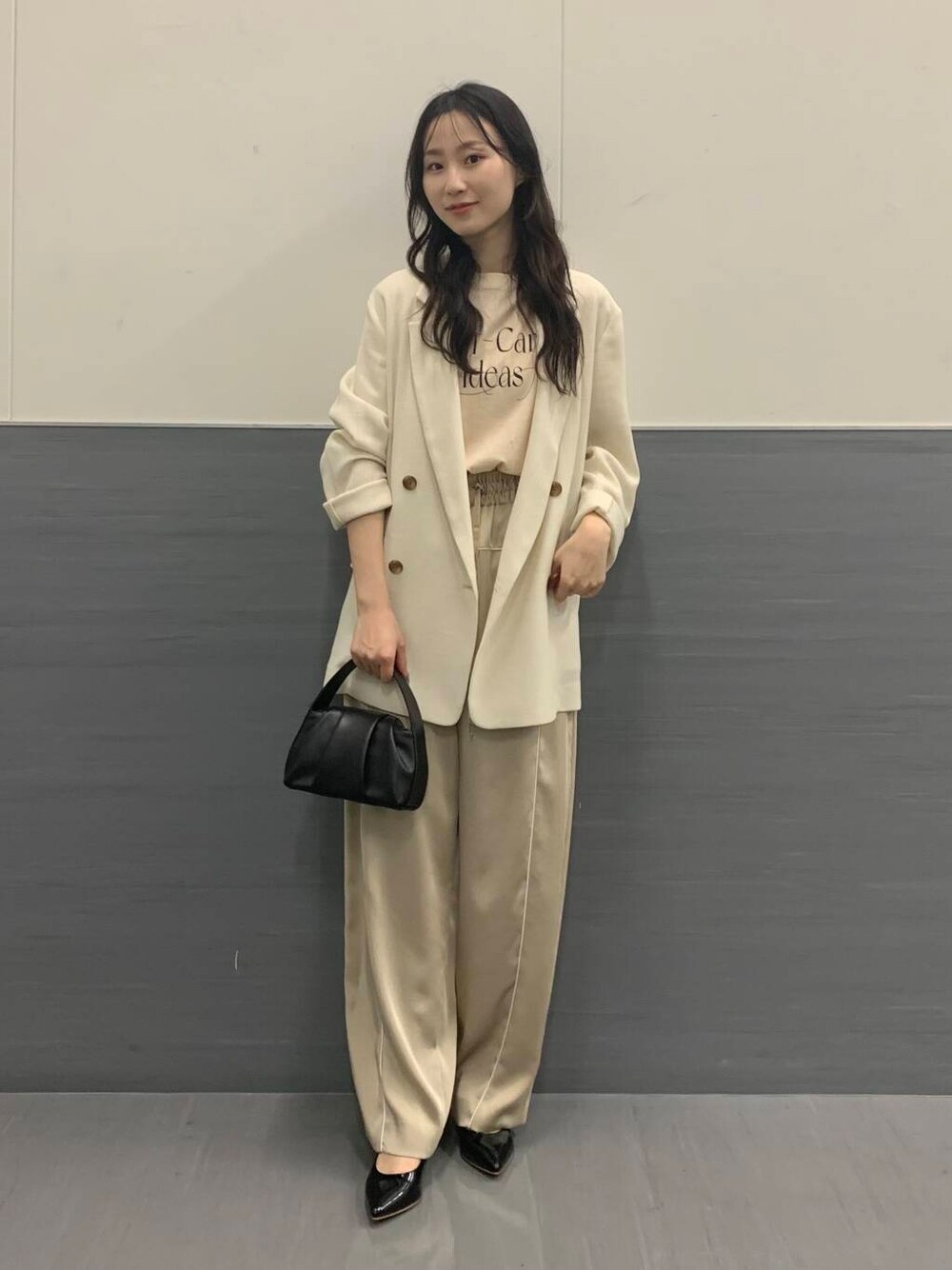 「ジャケット、イージーパンツ、デートコーデ、ROSSO、ブルベ夏、骨格ウェーブ、キレイめスタイル、ブルベ夏×骨格ウェーブ、きれいめフェミニン、春のジャケットスタイル、protagonista」｜「URBAN RESEARCH ROSSO WOMENのオリジナルエナメルパンプス（パンプス、ブラック系）」を使った、美波さん（レディース・158cm）の春コーディネートの1枚目の写真