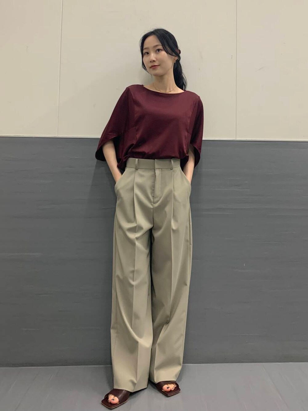 「接触冷感、オフィスカジュアル、ROSSO、お仕事、ブルベ夏、骨格ウェーブ、きれいめtシャツ、キレイめスタイル、ブルベ夏×骨格ウェーブ、sip2412」｜「URBAN RESEARCH ROSSO WOMENの防シワハイウエストワイドスラックス（その他パンツ、ブラウン系）」を使った、美波さん（レディース・158cm）の夏コーディネートの1枚目の写真