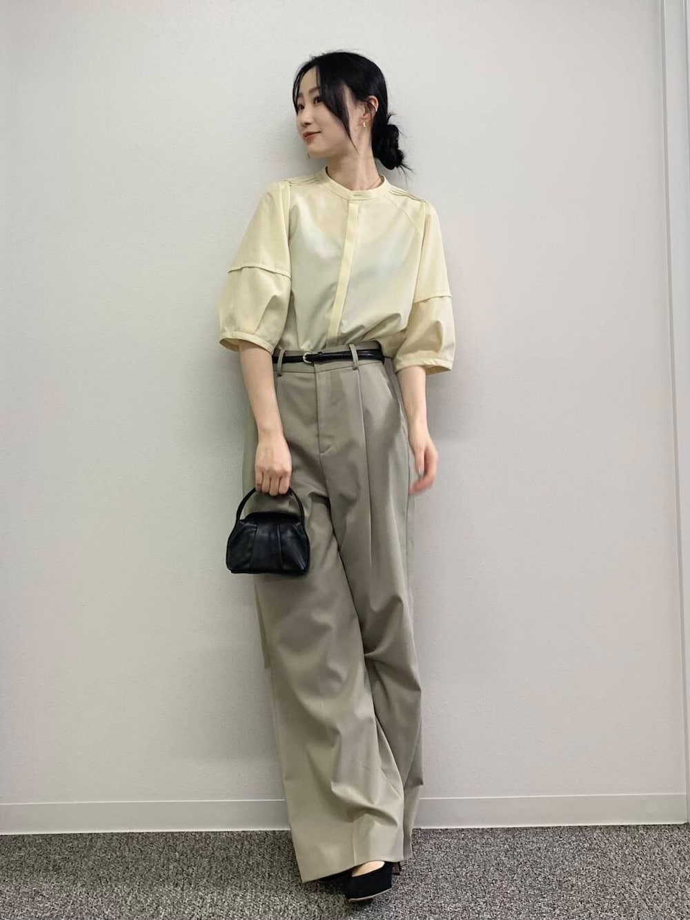 「スラックス、オフィスカジュアル、ROSSO、シャツブラウス、ブルベ夏、骨格ウェーブ、キレイめスタイル、初夏のお出掛けコーデ、ブルベ夏×骨格ウェーブ、きれいめフェミニン」｜「URBAN RESEARCH ROSSO WOMENの『MADE IN JAPAN』オリジナルスウェードパンプス（パンプス、ブラック系）」を使った、美波さん（レディース・158cm）の春コーディネートの1枚目の写真