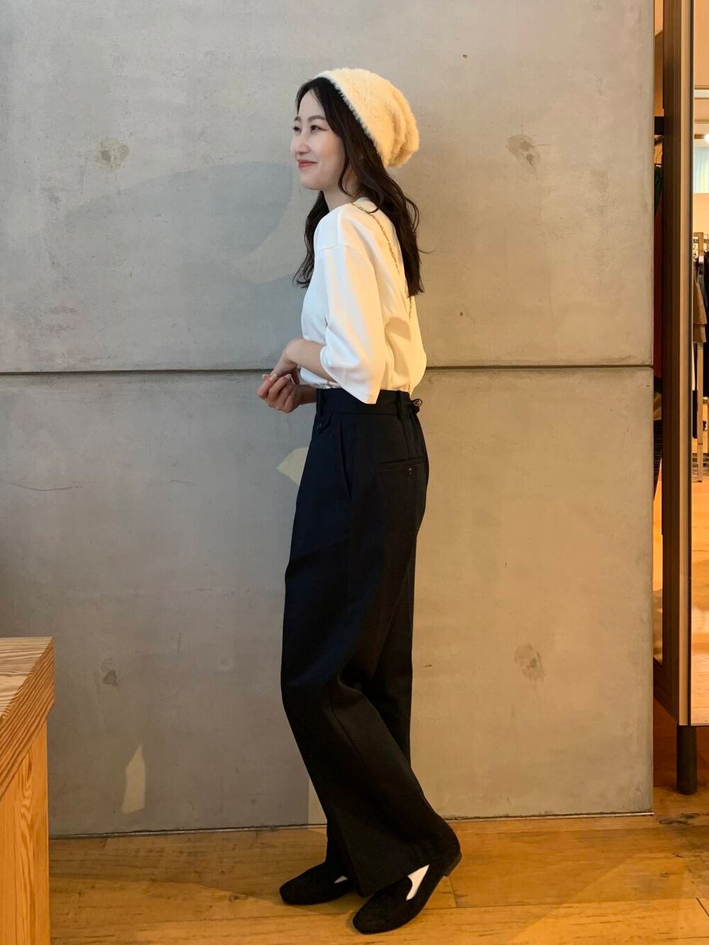 ブラック系のローファー、ホワイト系のTシャツ/カットソー、ベージュ系のチノパンツを着用したレディースの夏コーディネートの1枚目の写真