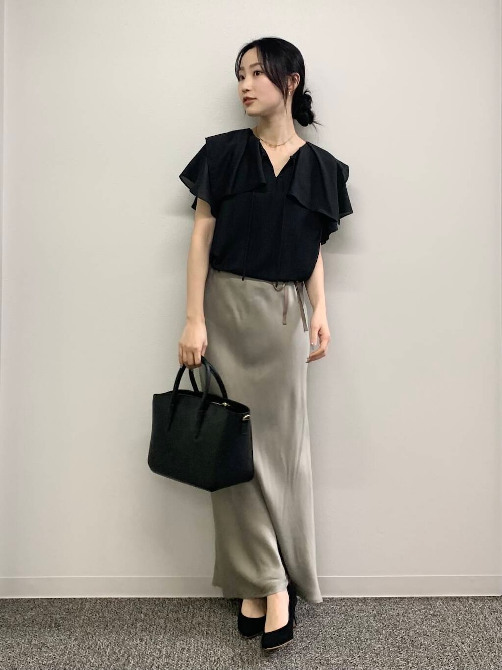 「スカート、デートコーデ、ブラウス、オフィスカジュアル、ROSSO、ブルベ夏、骨格ウェーブ、キレイめスタイル、最旬オフィスコーデ、ブルベ夏×骨格ウェーブ、きれいめフェミニン」｜「URBAN RESEARCH ROSSO WOMENの『MADE IN JAPAN』オリジナルスウェードパンプス（パンプス、ブラック系）」を使った、美波さん（レディース・158cm）の春コーディネートの1枚目の写真
