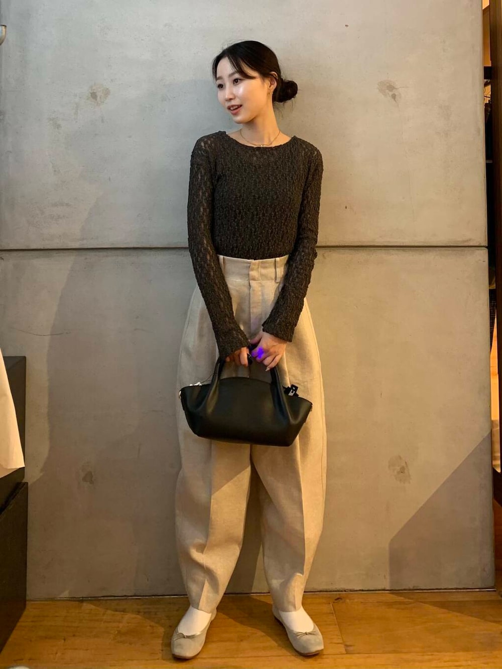 ベージュ系のその他パンツ、ブラウン系のバレエシューズ、ブラック系のショルダーバッグを着用したレディースの秋コーディネートの1枚目の写真