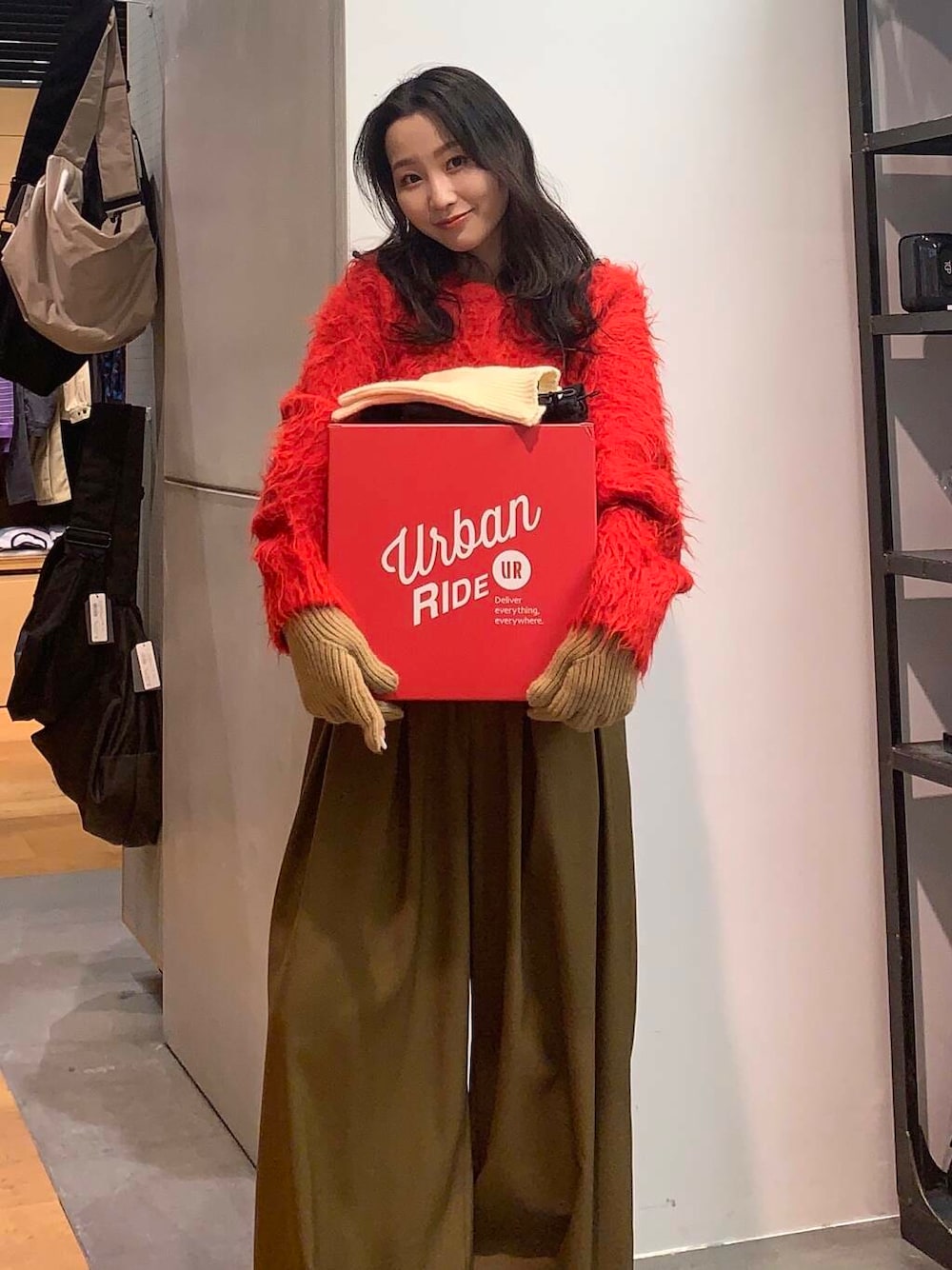 ベージュ系のその他パンツ、レッド系のカーディガン/ボレロ、ホワイト系の手袋を着用したレディースの冬コーディネートの1枚目の写真