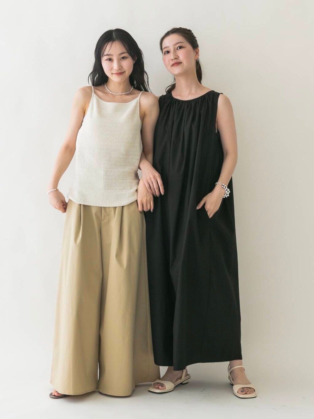 「ワイドパンツ、デートコーデ、休日コーデ、ROSSO、le、ブルベ夏、骨格ウェーブ、キレイめスタイル、初夏のお出掛けコーデ、ブルベ夏×骨格ウェーブ、きれいめフェミニン」｜「URBAN RESEARCH ROSSO WOMENのKOMOREBI MUSEUM　SANDAL（サンダル、ホワイト系）」を使った、美波さん（レディース・158cm）の春コーディネートの1枚目の写真