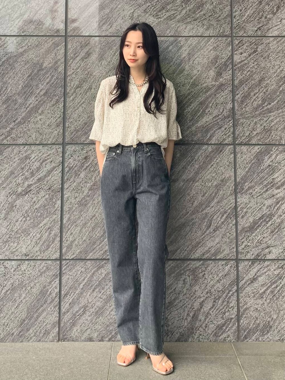 「デニム、休日コーデ、休日スタイル、ROSSO、ブルベ夏、骨格ウェーブ、キレイめスタイル、ブルベ夏×骨格ウェーブ、トレンドシャツ」｜「NEEDBY heritageのNEEDBY heritage　LEAH PANTS（デニムパンツ、グレー系）」を使った、美波さん（レディース・158cm）の春コーディネートの1枚目の写真