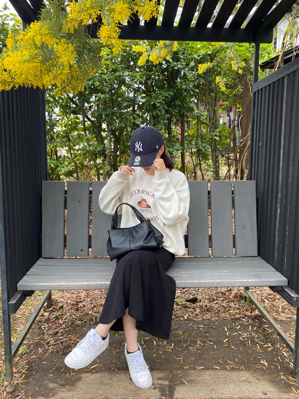 「#春コーデ、シンプルコーデ、ラフコーデ、大人カジュアル、シンプルスタイル、スニーカーコーデ、スウェットコーデ」｜「NEW ERAのアイテム（キャップ、ブルー系）」を使った、美波さん（レディース・158cm）の春コーディネートの1枚目の写真