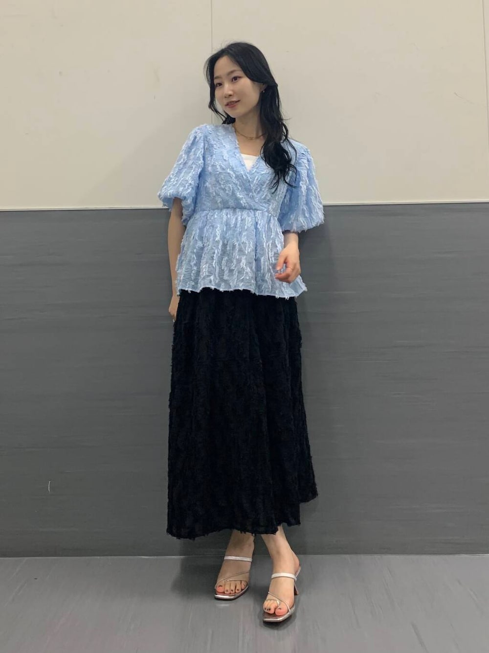 「スカート、休日コーデ、休日スタイル、ROSSO、ブルベ夏、骨格ウェーブ、キレイめスタイル、ブルベ夏×骨格ウェーブ、sip2412、万能ブラウスコーデ、ハイサマーコレクション、highsummer」｜「URBAN RESEARCH ROSSO WOMENのジャガードバルーンスリーブブラウス（シャツ/ブラウス、ブルー系）」を使った、美波さん（レディース・158cm）の夏コーディネートの1枚目の写真