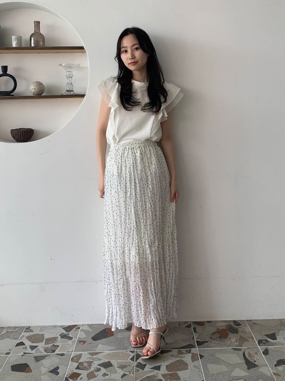 「スカート、休日コーデ、休日スタイル、ROSSO、ブルベ夏、骨格ウェーブ、きれいめtシャツ、キレイめスタイル、ブルベ夏×骨格ウェーブ、sip2412」｜「URBAN RESEARCH ROSSO WOMENのシアードッキングフリルスリーブTシャツ（Tシャツ/カットソー、ホワイト系）」を使った、美波さん（レディース・158cm）の夏コーディネートの1枚目の写真