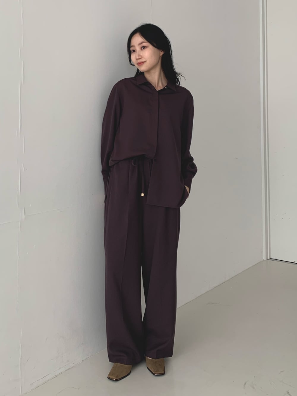 レッド系のシャツ/ブラウス、レッド系のその他パンツ、ベージュ系のパンプスを着用したレディースの秋コーディネートの1枚目の写真