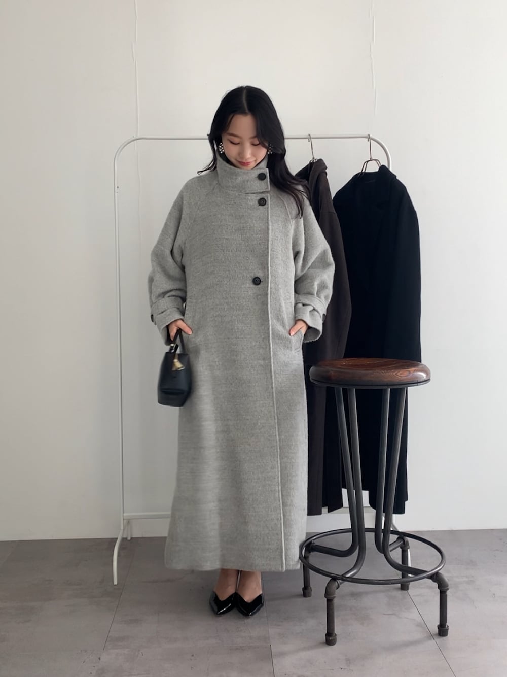 グレー系のその他アウター、ブルー系のワンピースを着用したレディースの冬コーディネートの1枚目の写真