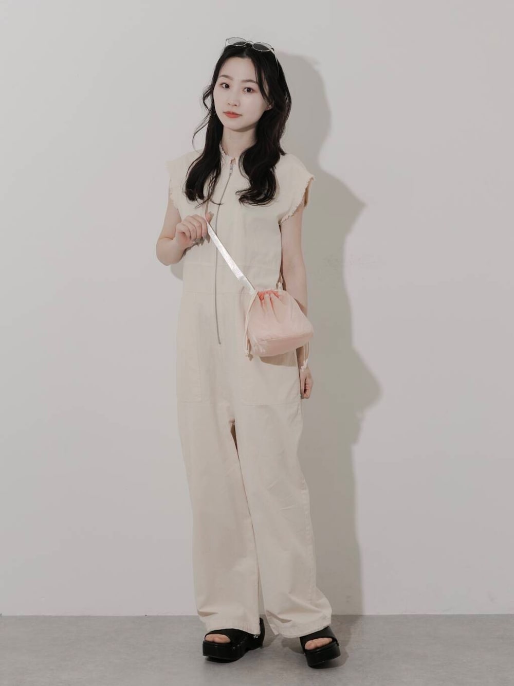 「カジュアル、KBF、オーバーオール、SMELLY、ブルベ夏、骨格ウェーブ、初夏のお出掛けコーデ、ブルベ夏×骨格ウェーブ」｜「SMELLYのオーバルメタルサングラス（サングラス、シルバー系）」を使った、美波さん（レディース・158cm）の春コーディネートの1枚目の写真