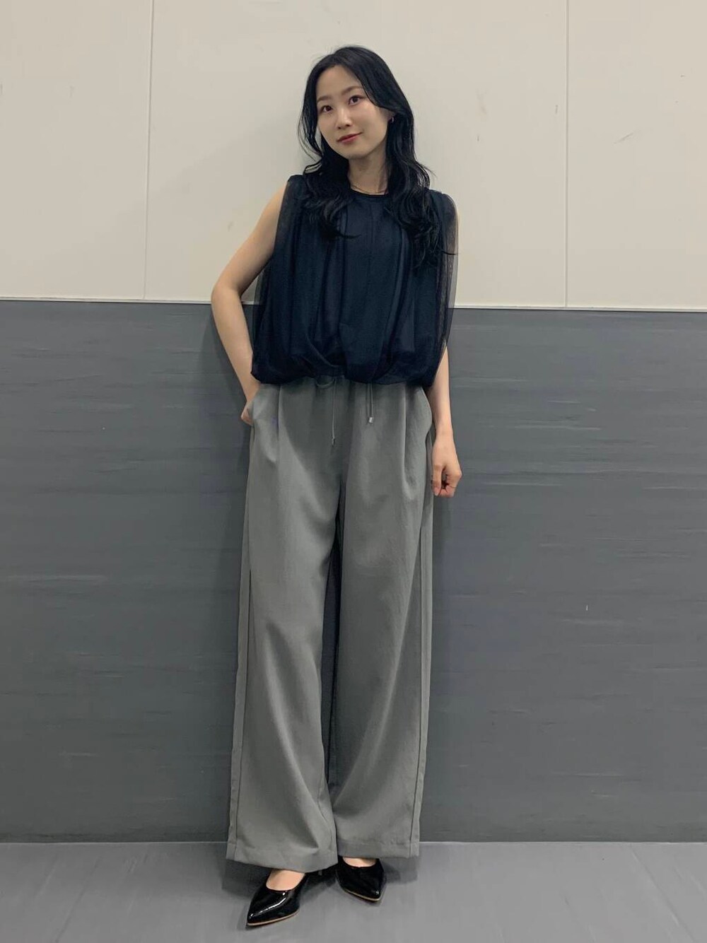 「オフィスカジュアル、ROSSO、お仕事、ブルベ夏、骨格ウェーブ、きれいめtシャツ、キレイめスタイル、ブルベ夏×骨格ウェーブ、sip2412、トレンドシアーアイテム」｜「URBAN RESEARCH ROSSO WOMENのオリジナルエナメルパンプス（パンプス、ブラック系）」を使った、美波さん（レディース・158cm）の夏コーディネートの1枚目の写真